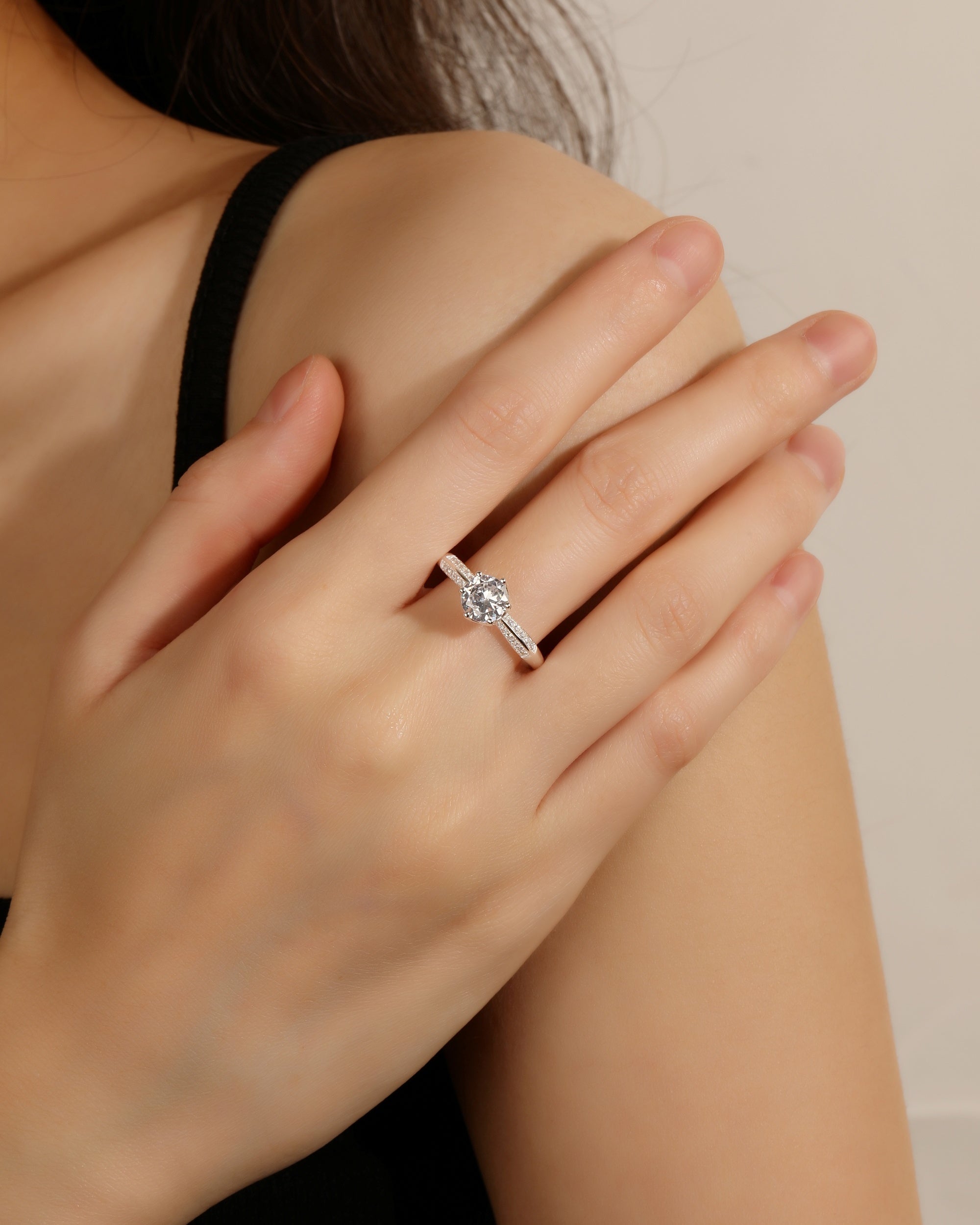 Solitario ajustable con circonia redonda blanca en plateado