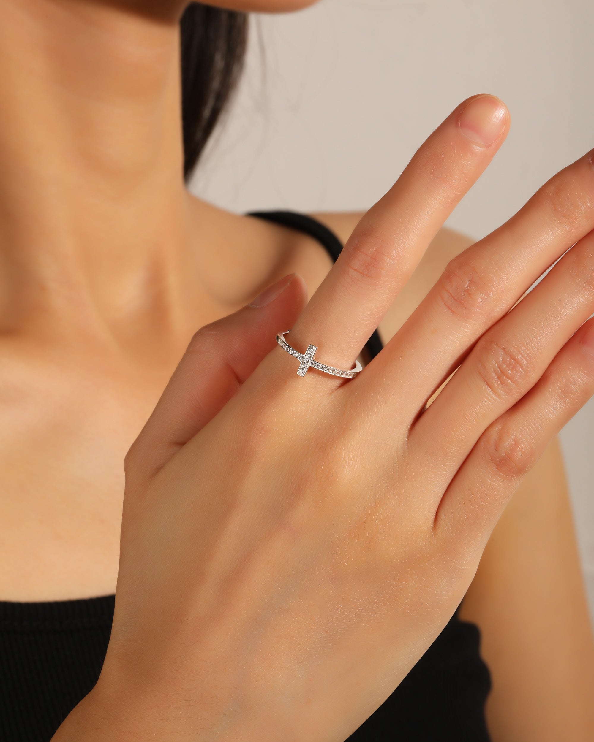 Anillo ajustable de Cruz con circonia blanca en plateado