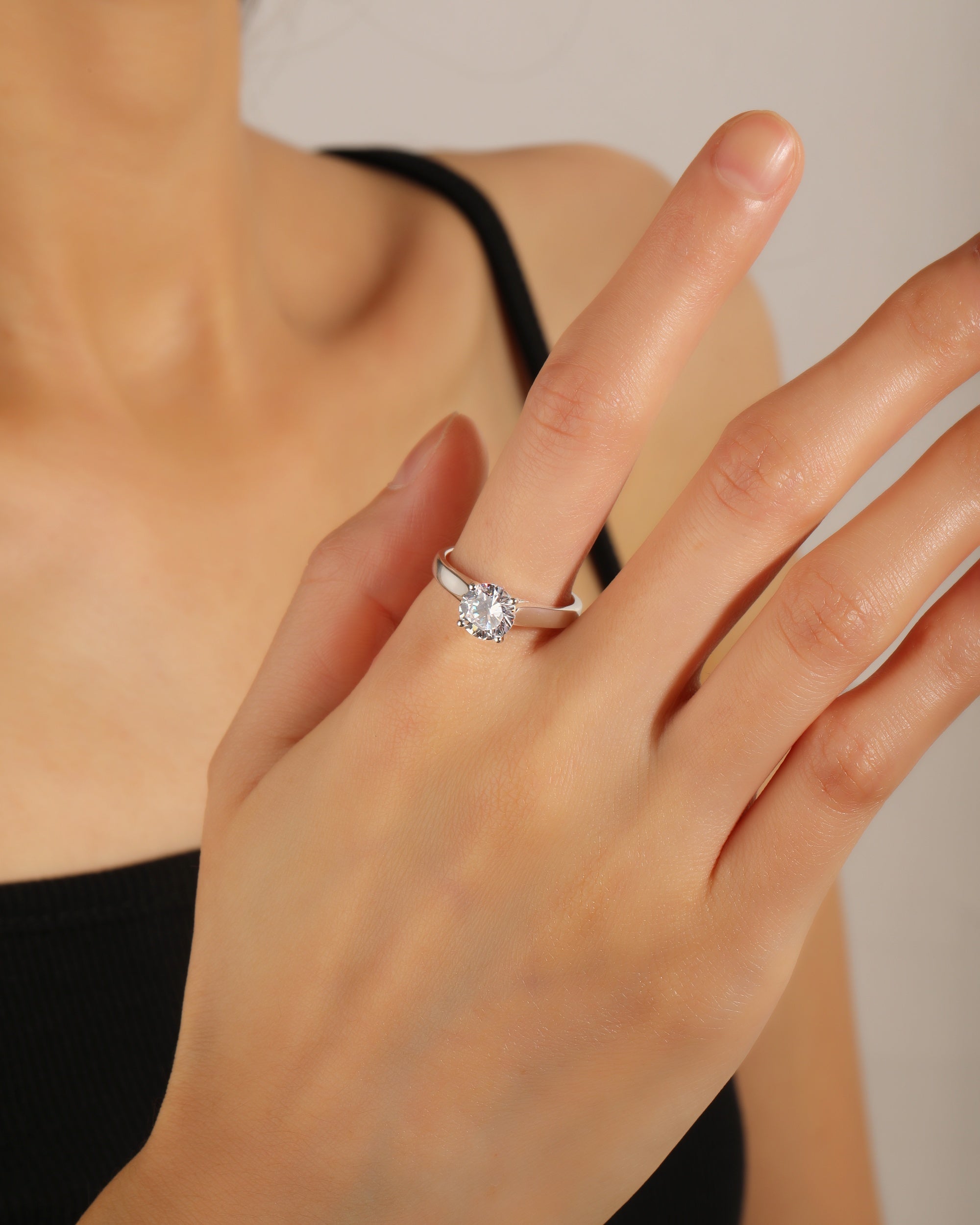 Solitario con circonia redonda blanco ajustable en plateado