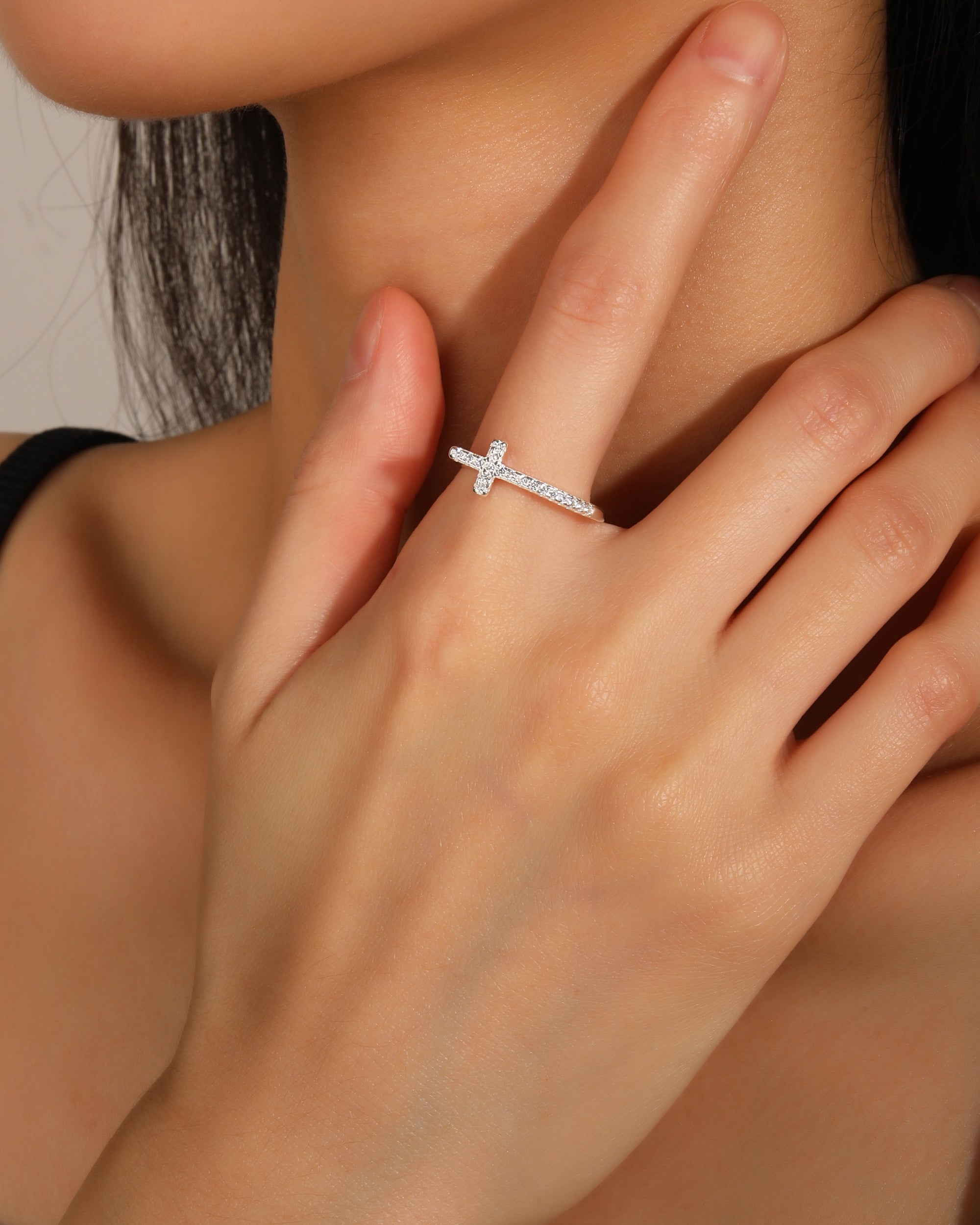 Anillo ajustable de Cruz con circonia blanca en plateado