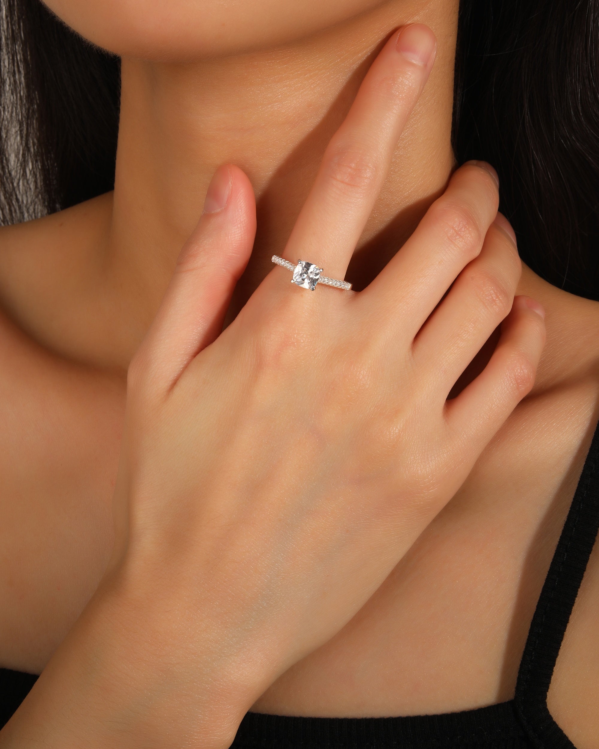 Solitario ajustable con circonia cuadrada blanca en plateado