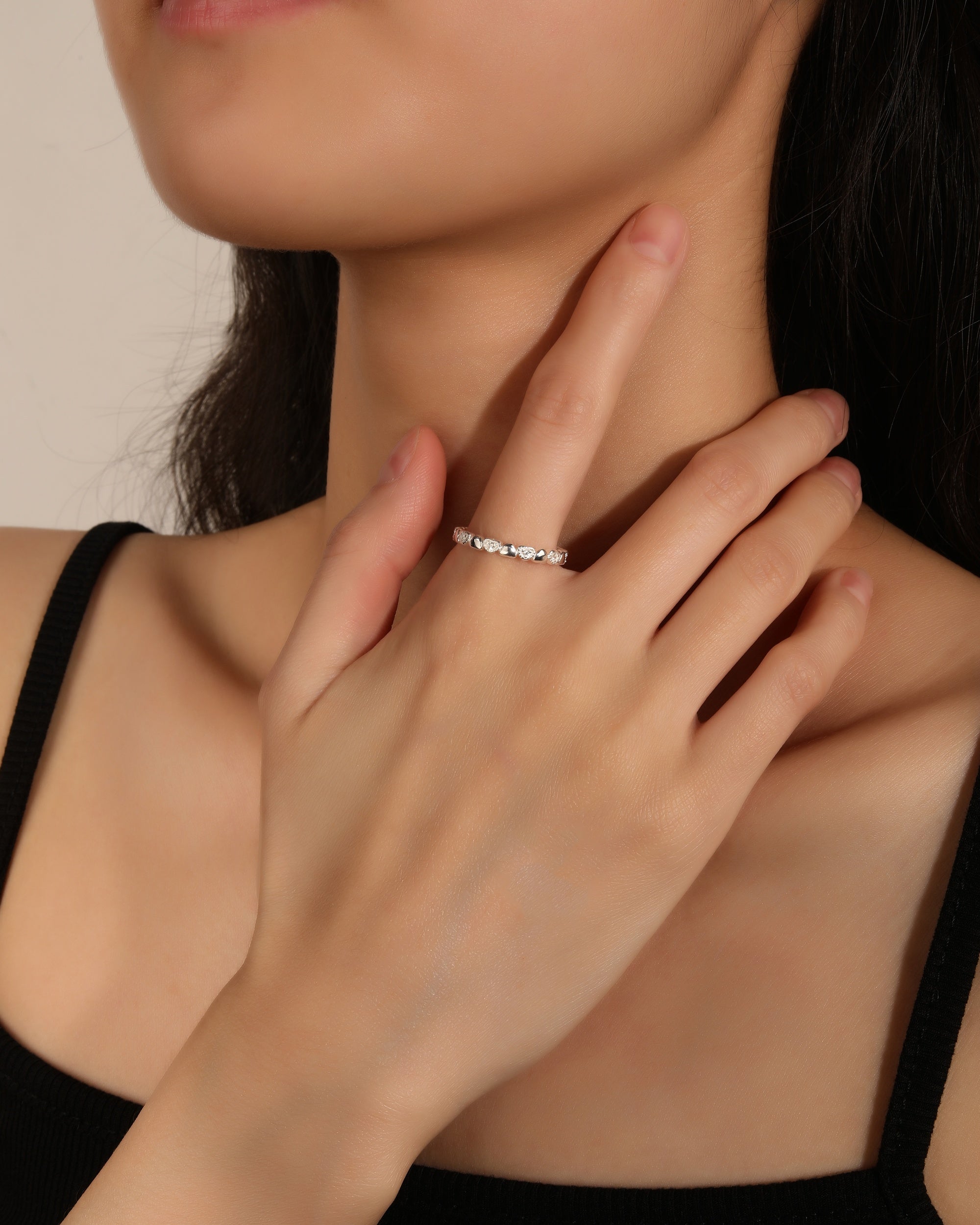 Anillo sencillo de corazones con circonia blanca en plateado