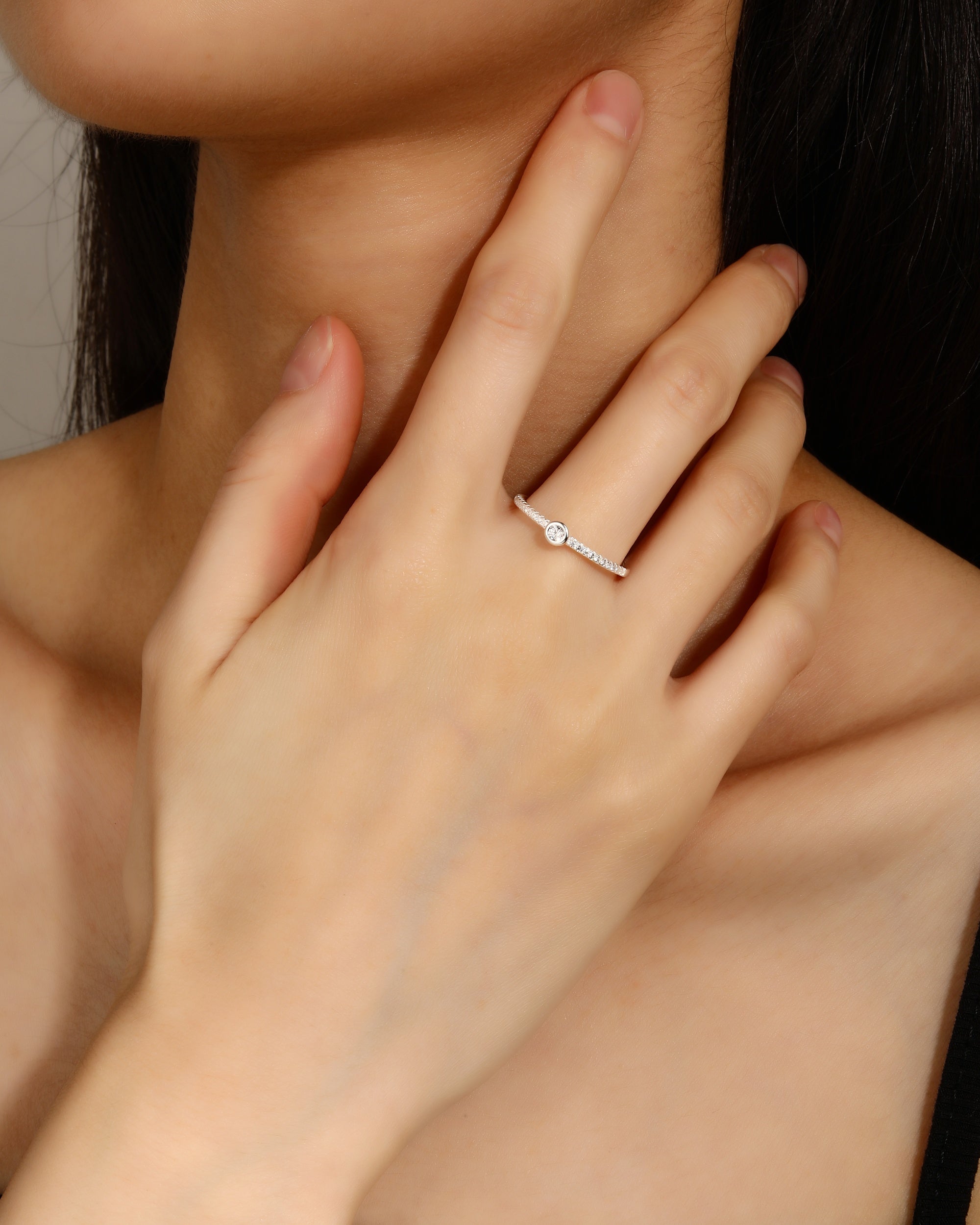 Anillo sencillo con circonia redonda blanca en plateado