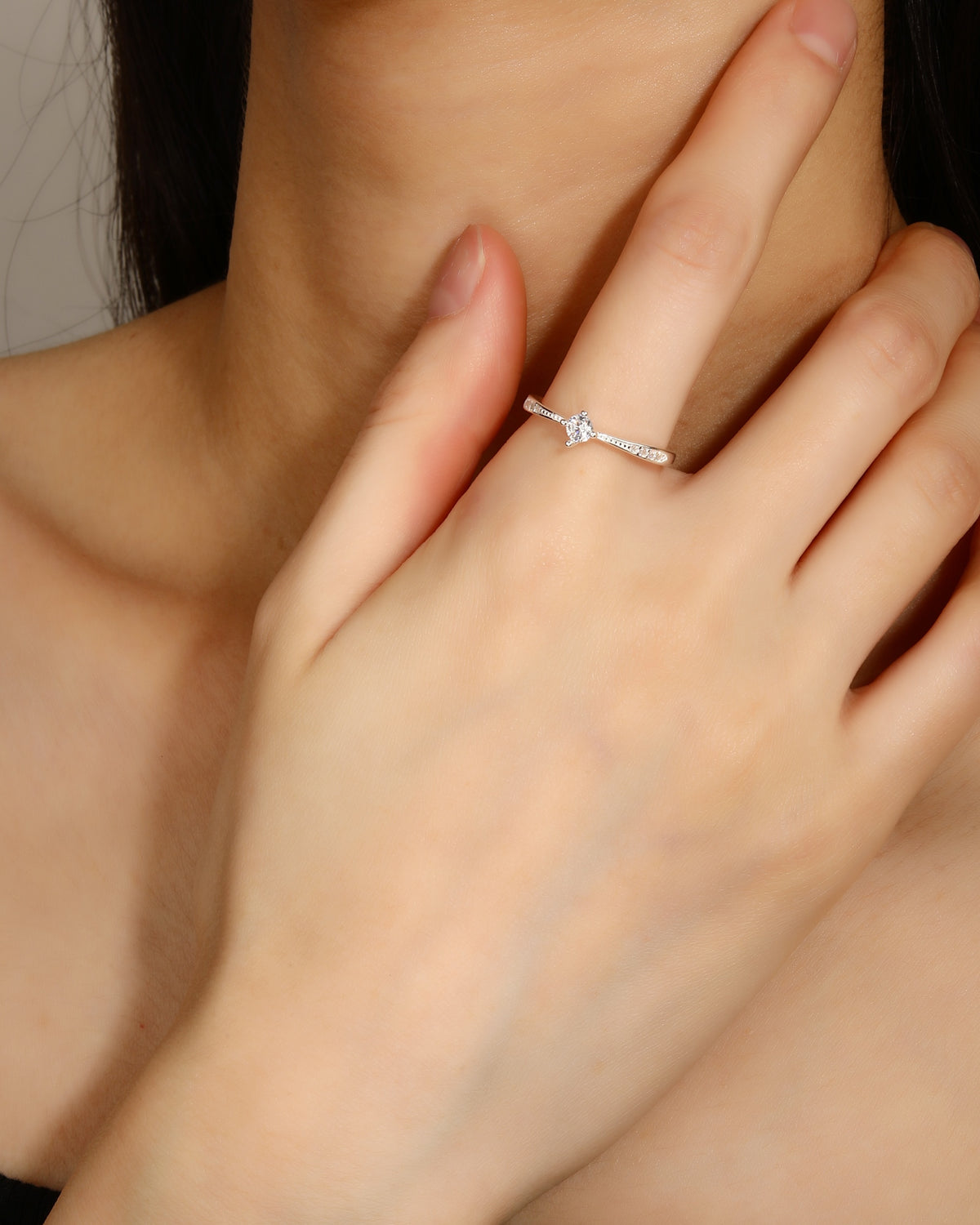 Solitario ajustable con circonia redonda blanca en plateado