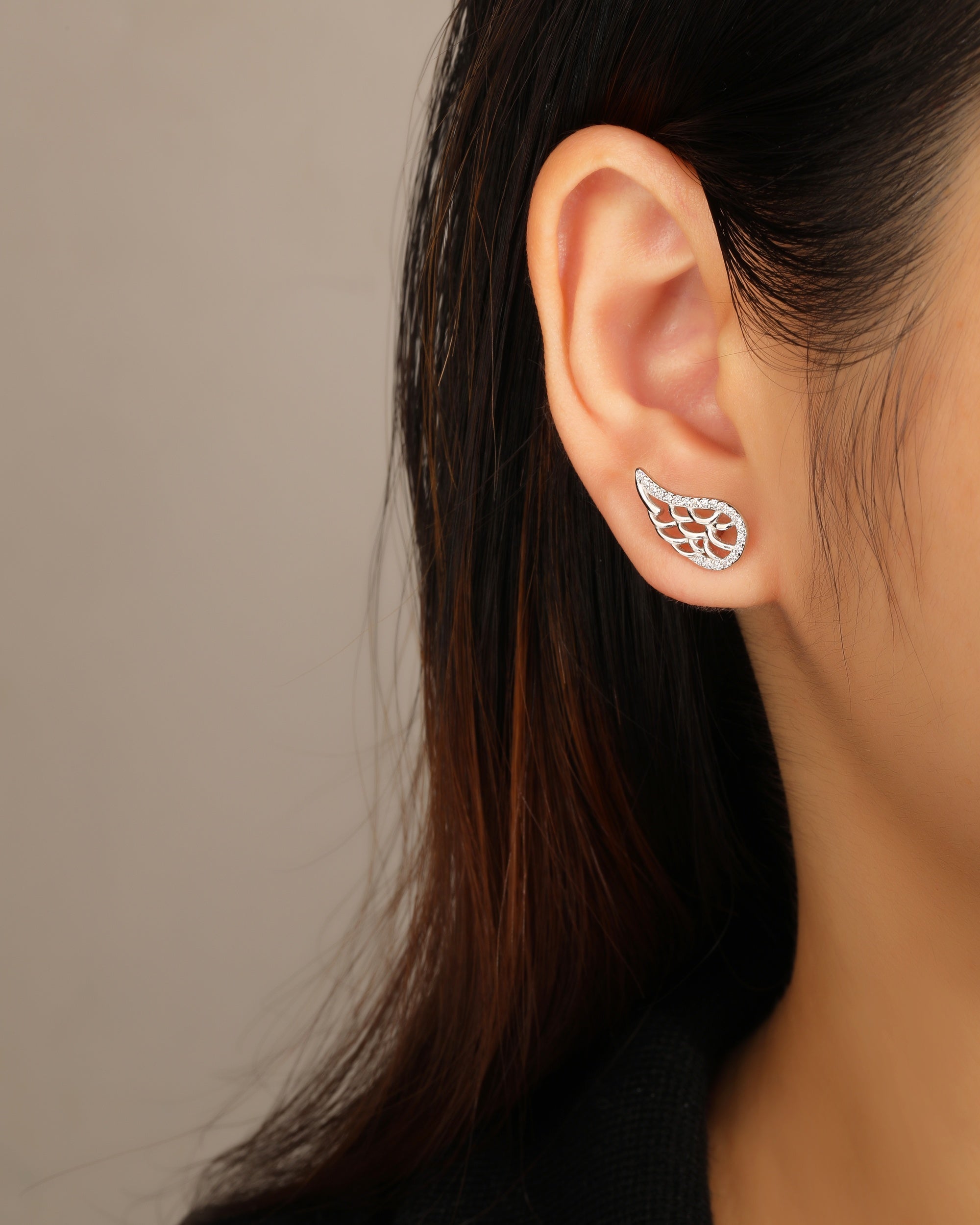 Arete dormilon de ala con circonia blanca en rodizado