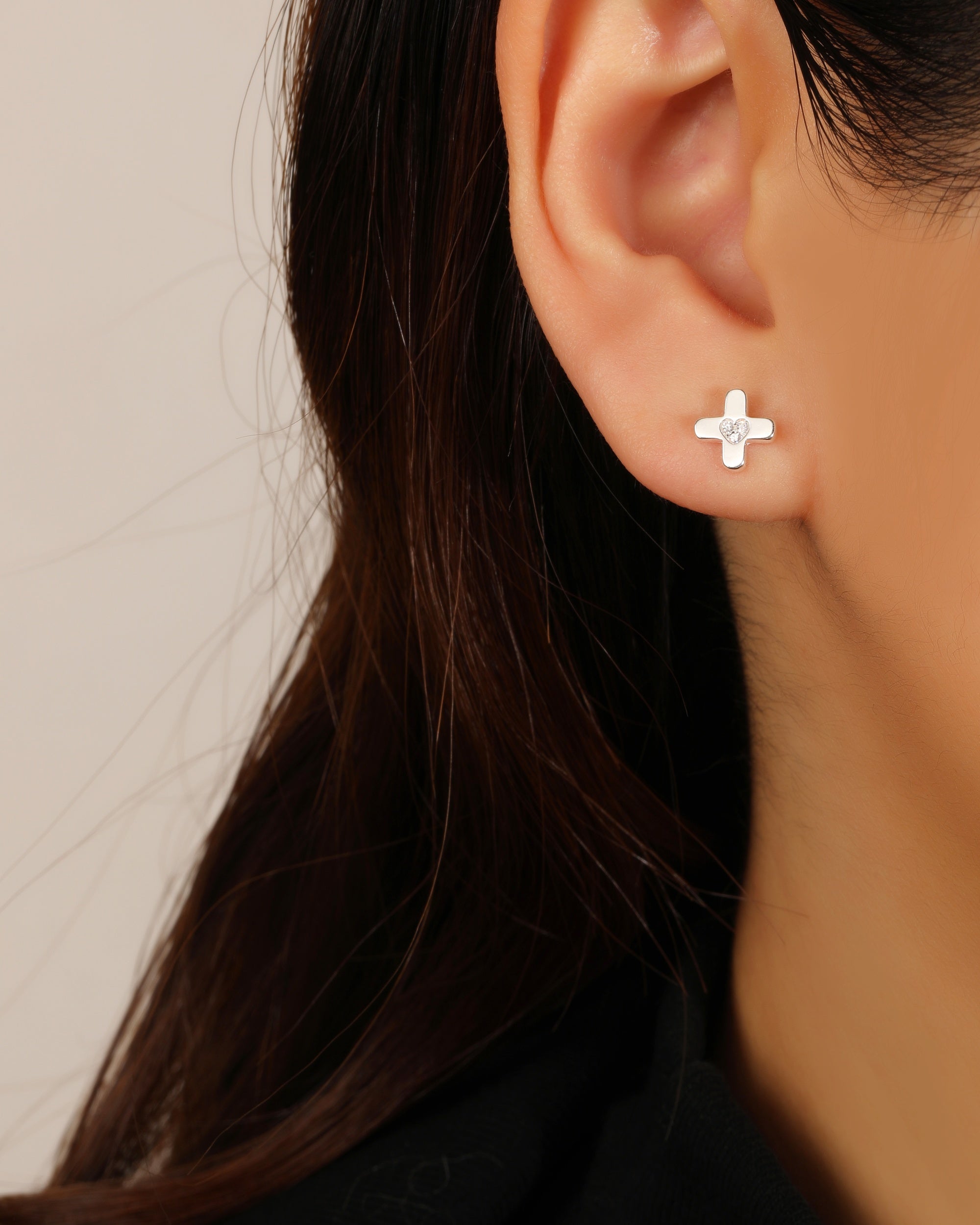Broquel de Cruz lisa y corazon con circonia blanca en plateado