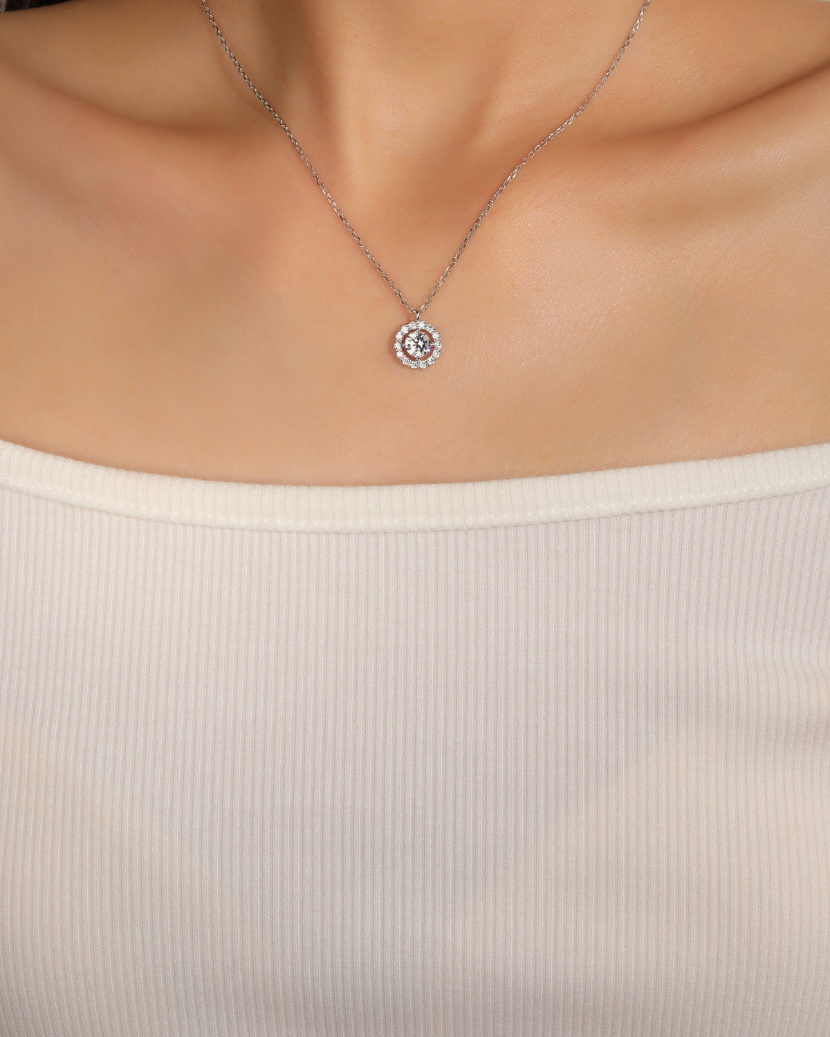 Collar con dije estilo halo con circonia redonda central blanca 45+5cm en rodizado