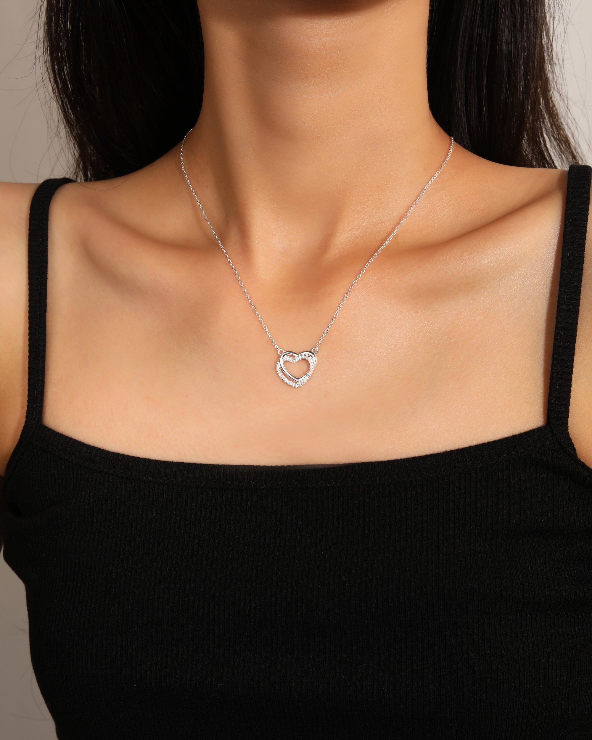 Collar sencillo de corazones entrelazados con circonias blanca 45+5cm en plateado