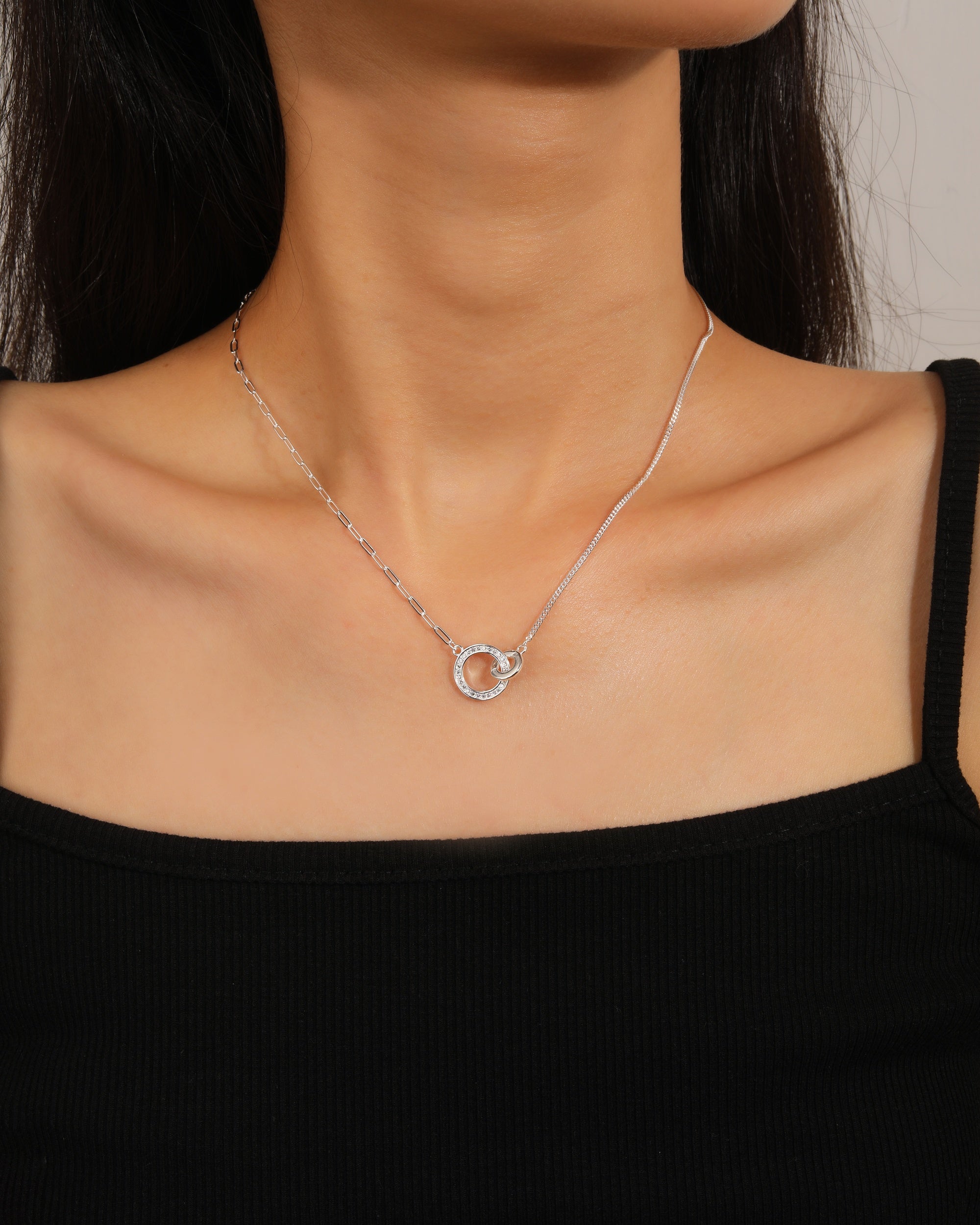 Collar sencillo de aros entrelazados con circonias blanca 45+5cm en plateado