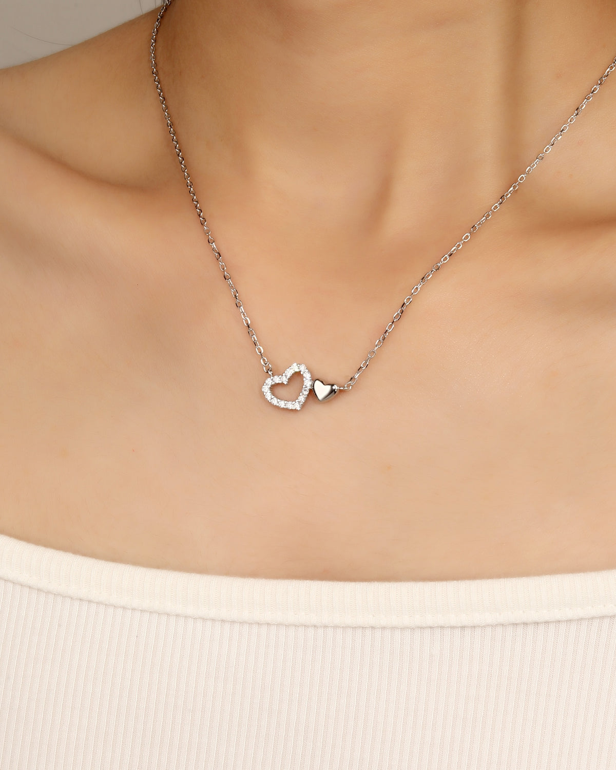 Collar sencillo de corazones con circonia blanca 45+5cm en rodizado