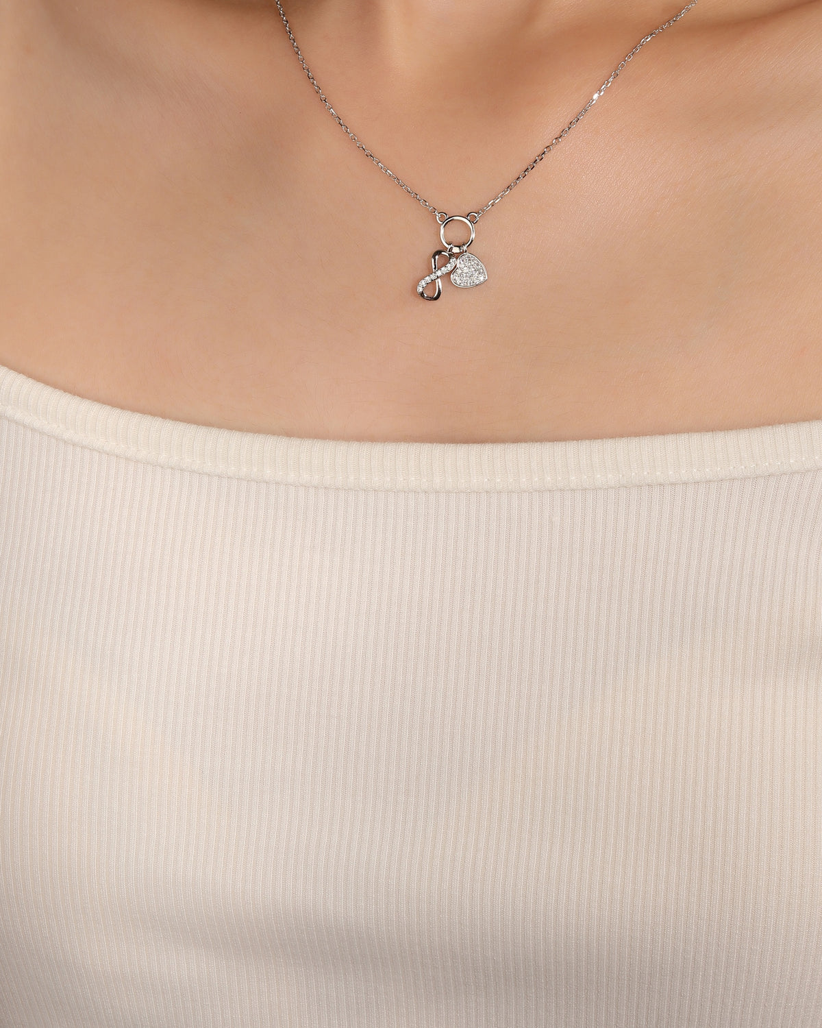 Collar sencillo de corazon e infinito con circonia blanca 45+5cm en rodizado