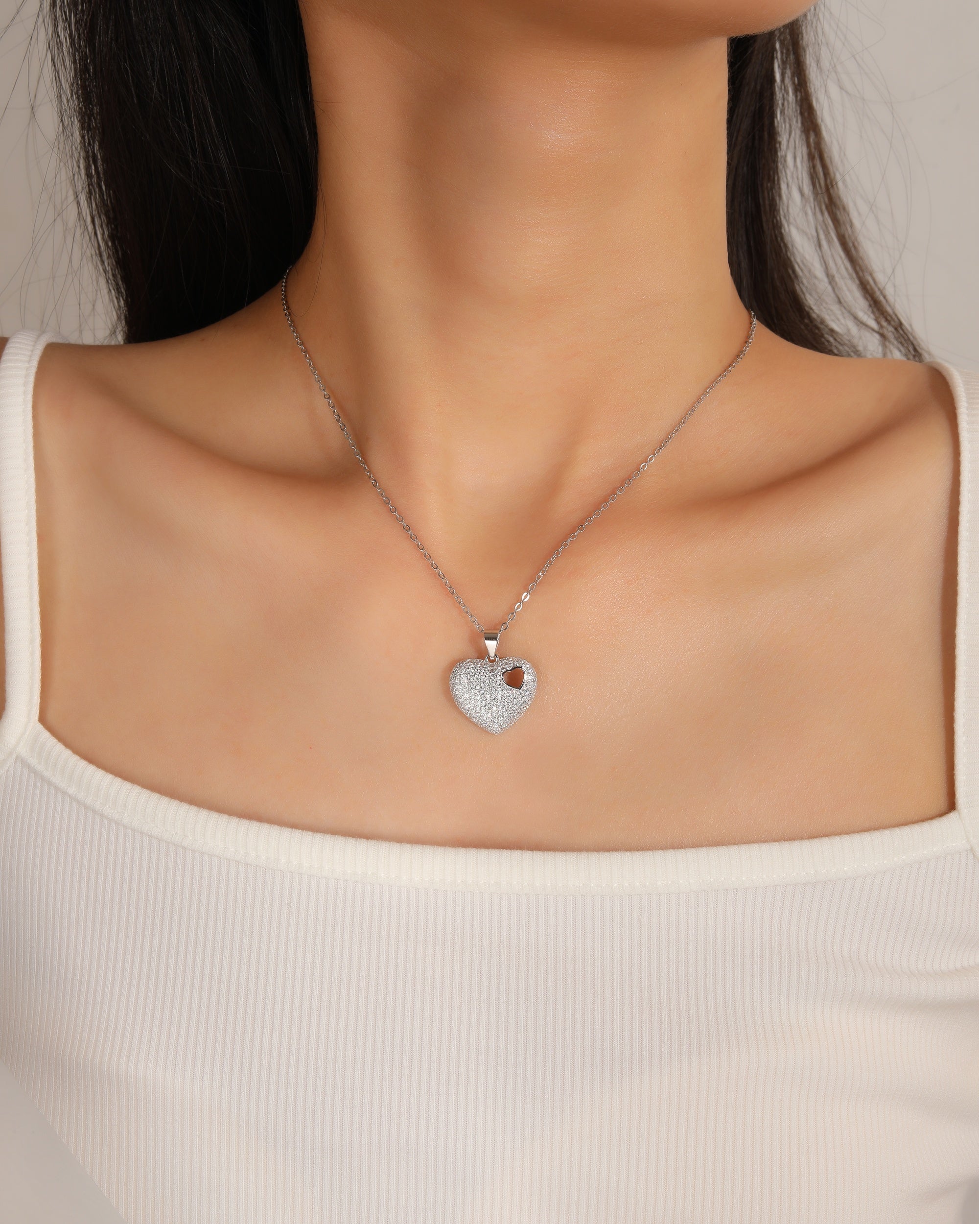 Dije de corazon con circonia blanca en rodizado