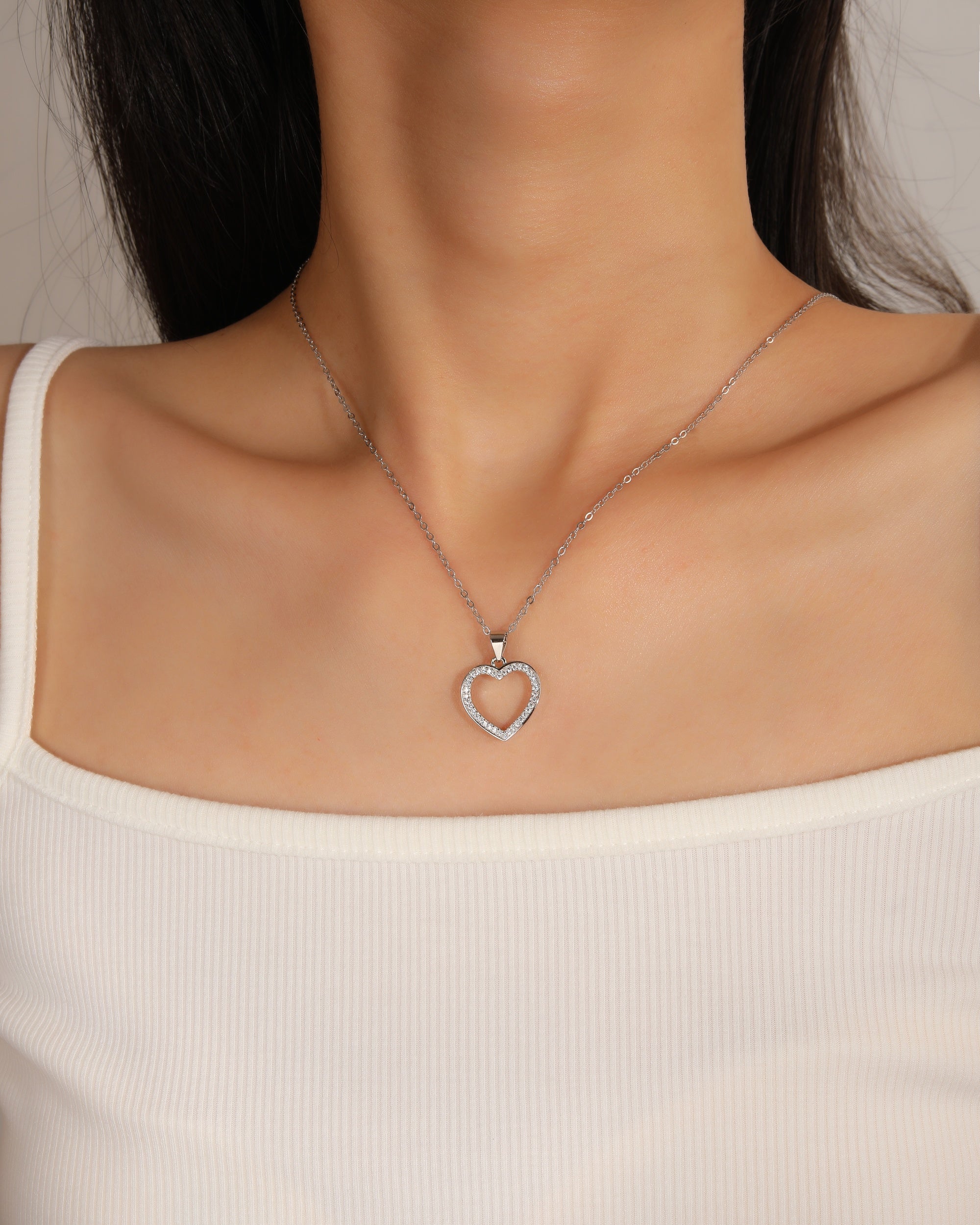 Dije de corazon con circonias blanca en rodizado