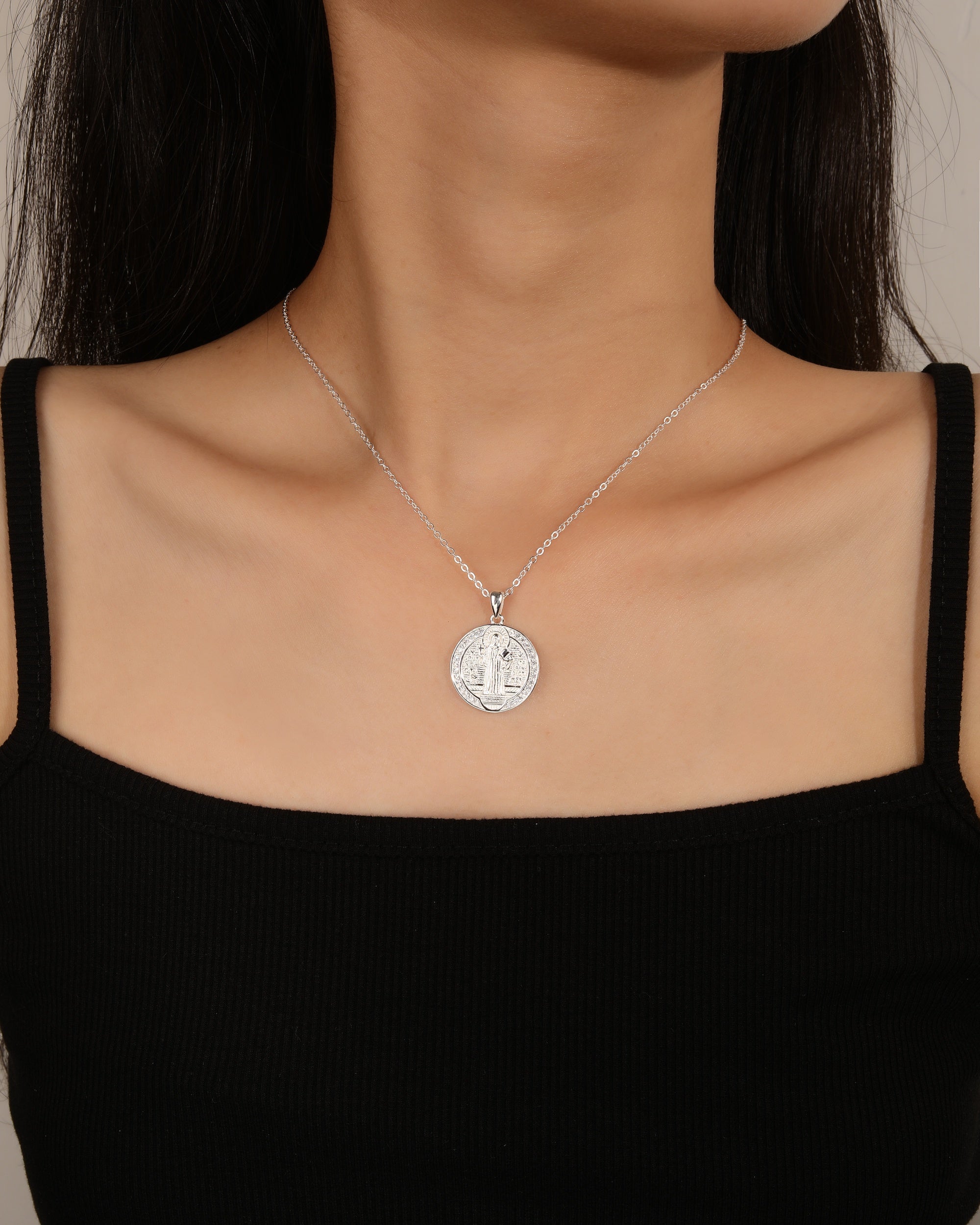 Dije de San Benito con circonias blanca en plateado
