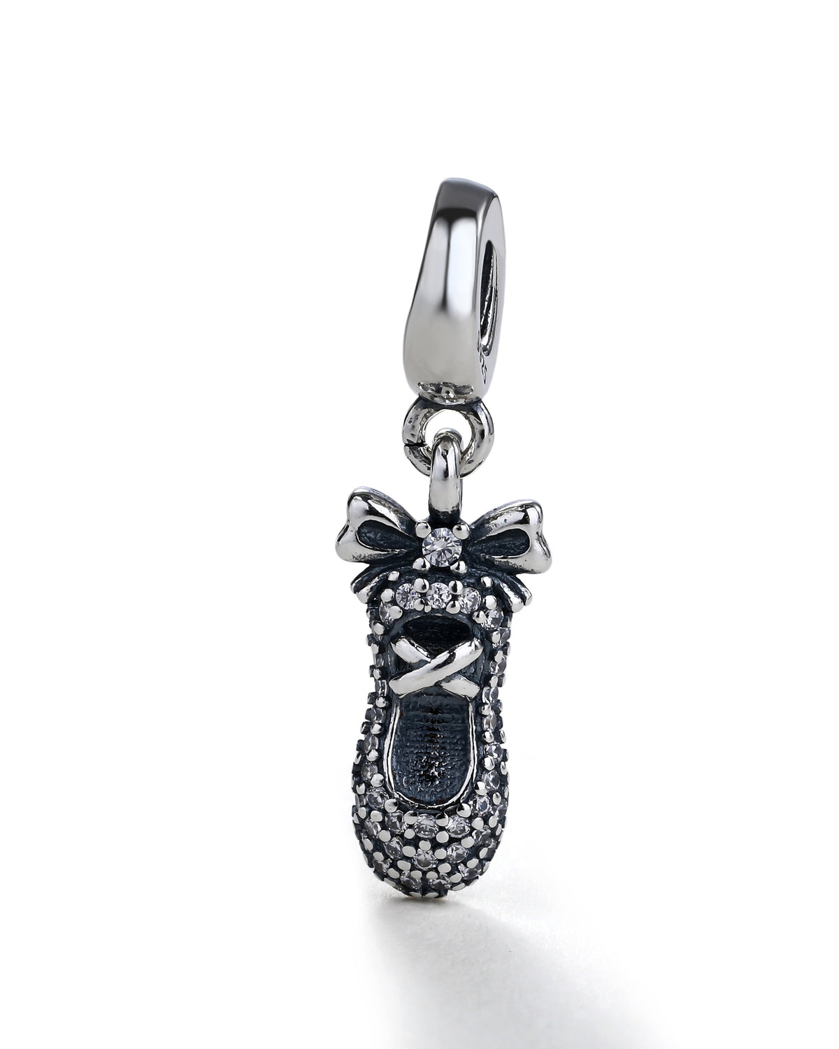 Charm colgante de zapatilla con circonia blanca en oxidada