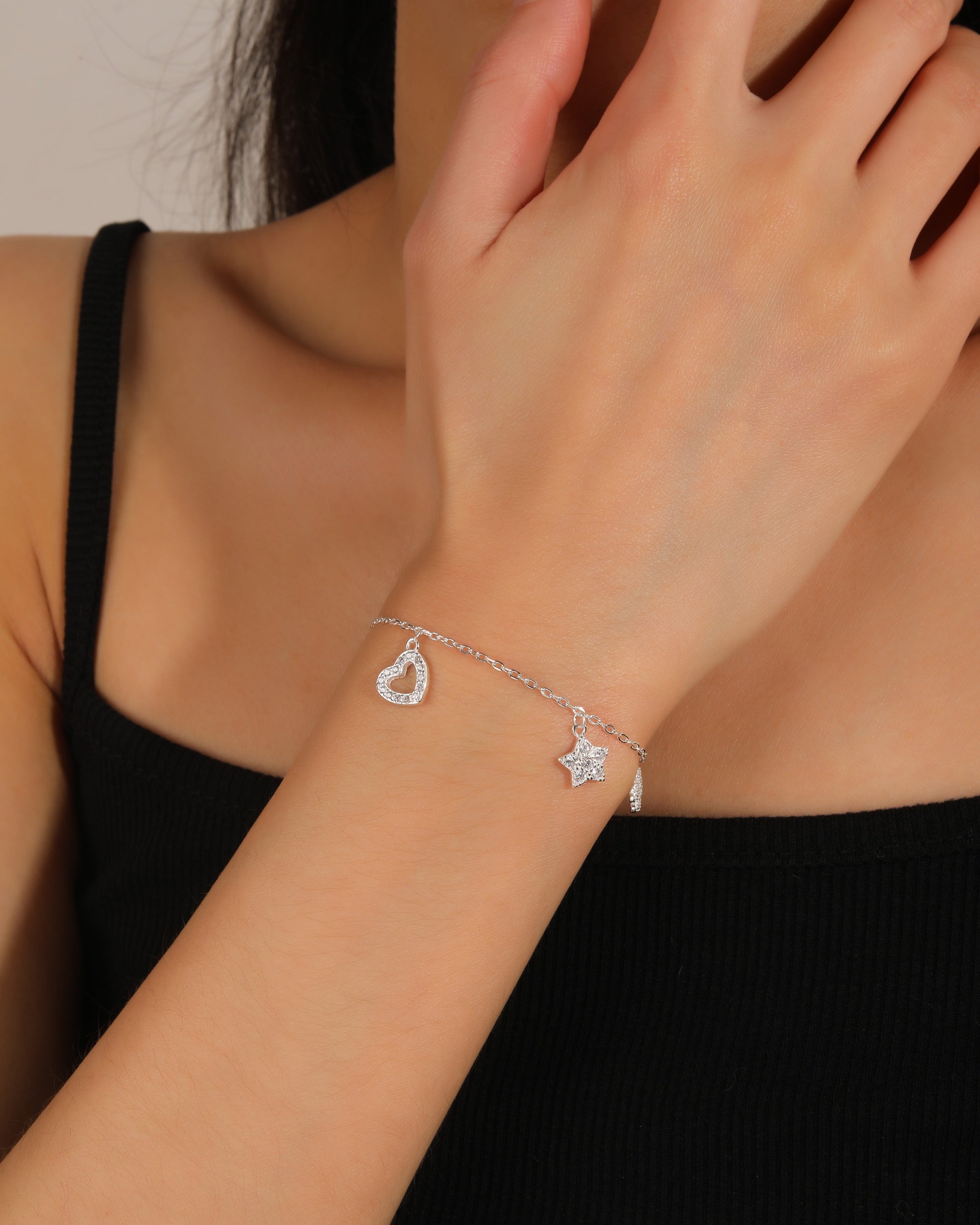 Pulsera sencilla de dijes con circonia blanca 17+3cm en plateado