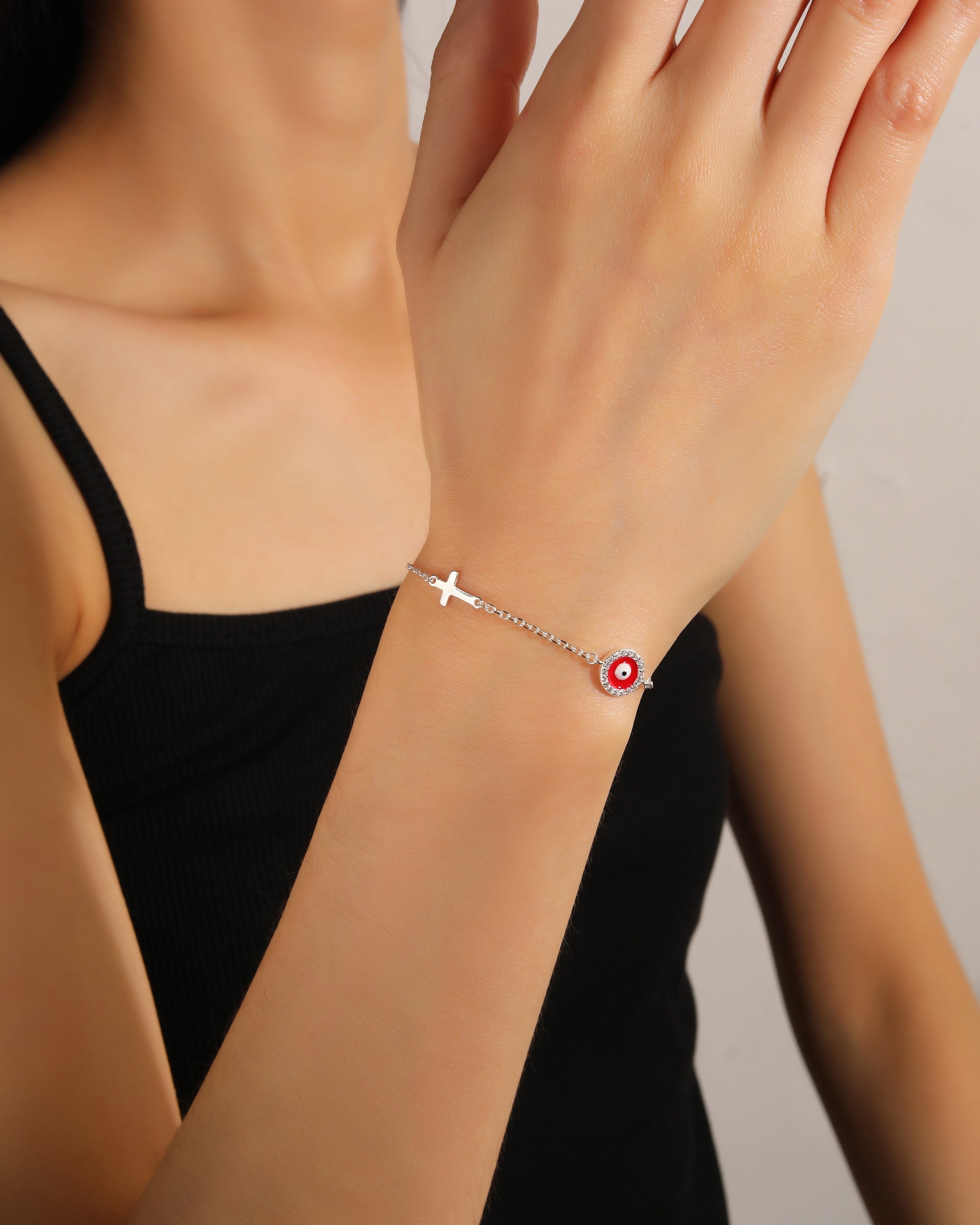 Pulsera sencilla con ojitos rojo 17+3cm en plateado