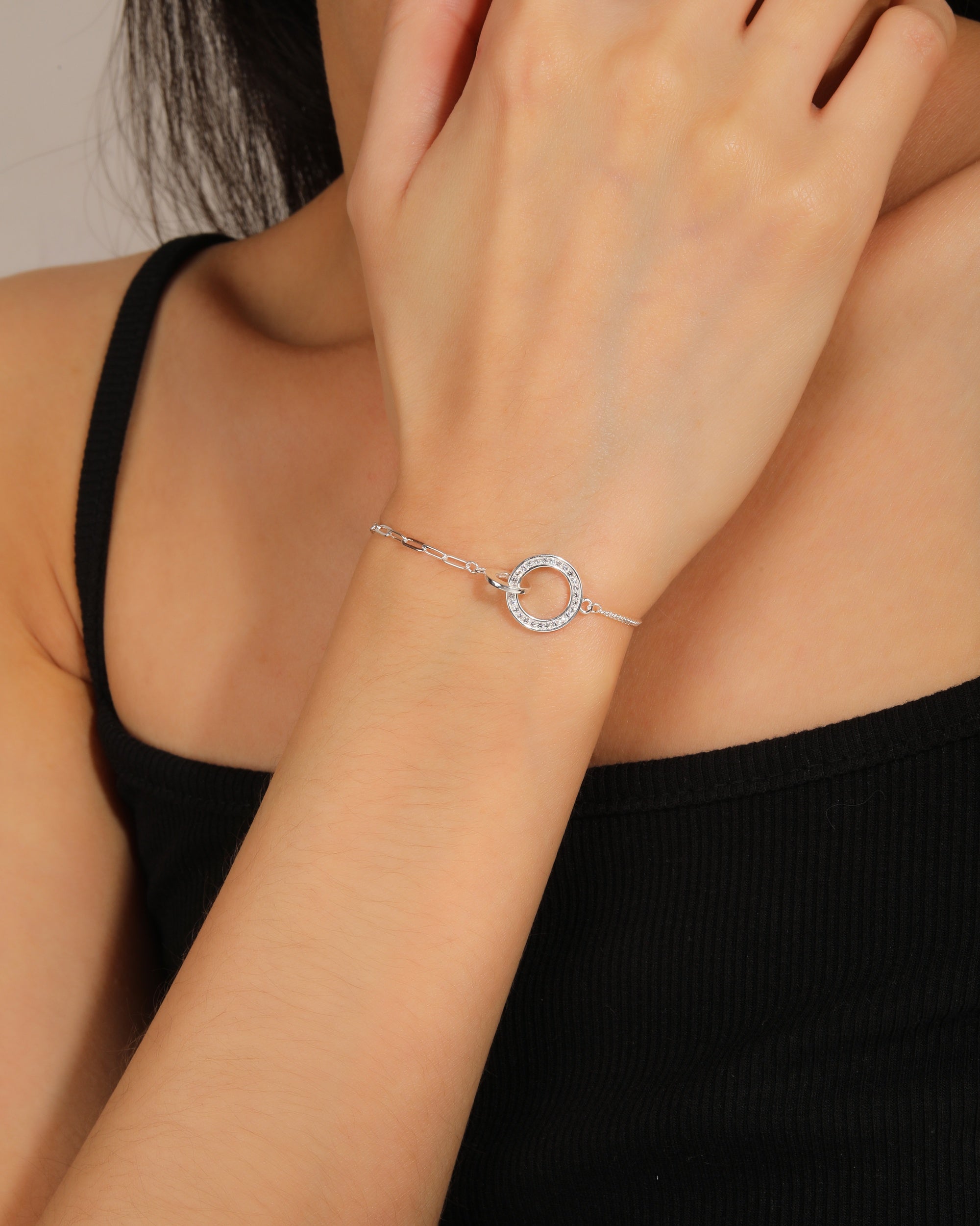 Pulsera sencilla de aros con circonia blanca 17+3cm en plateado