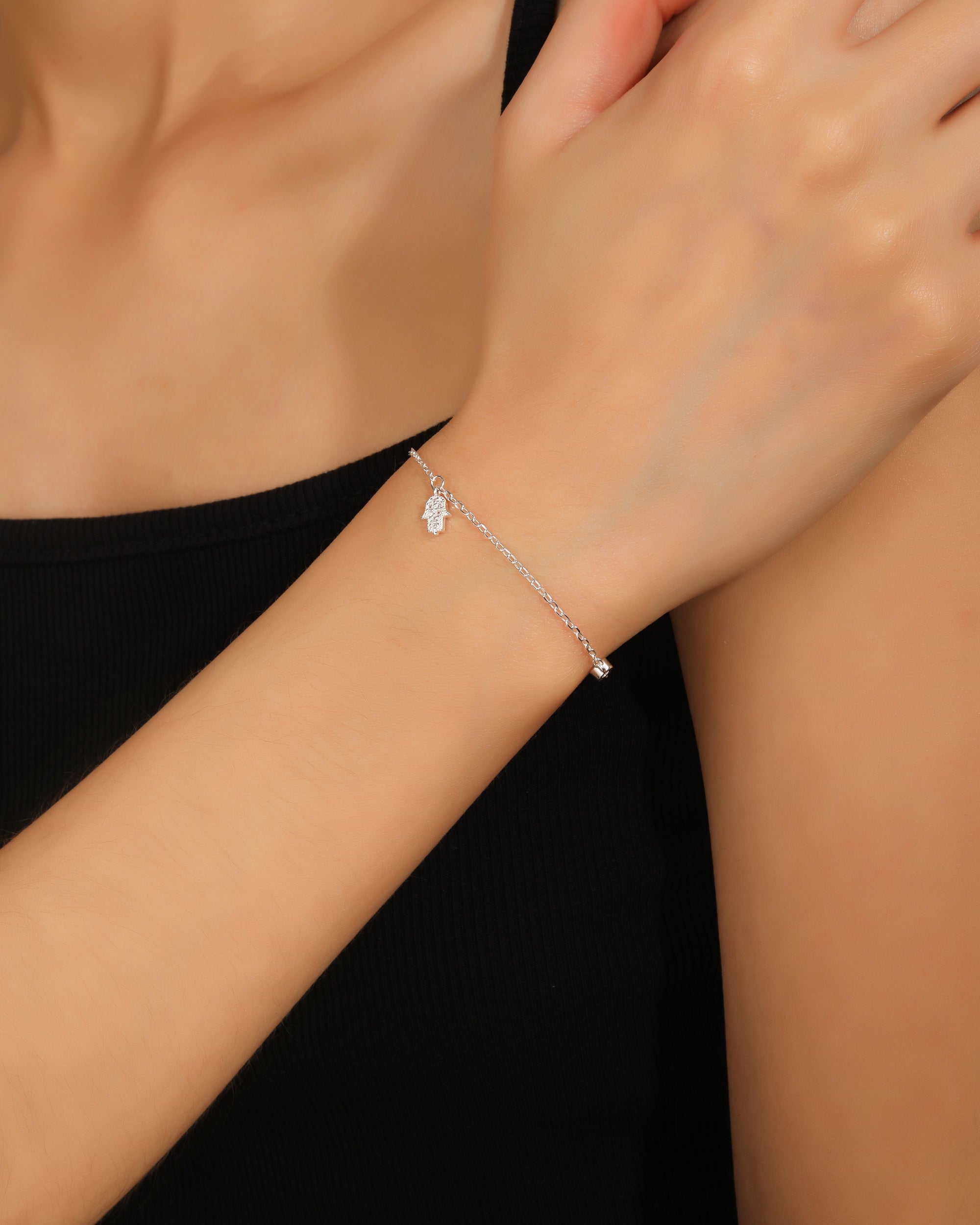 Pulsera sencilla de mano de fatima con circonia blanca 17+3cm en plateado
