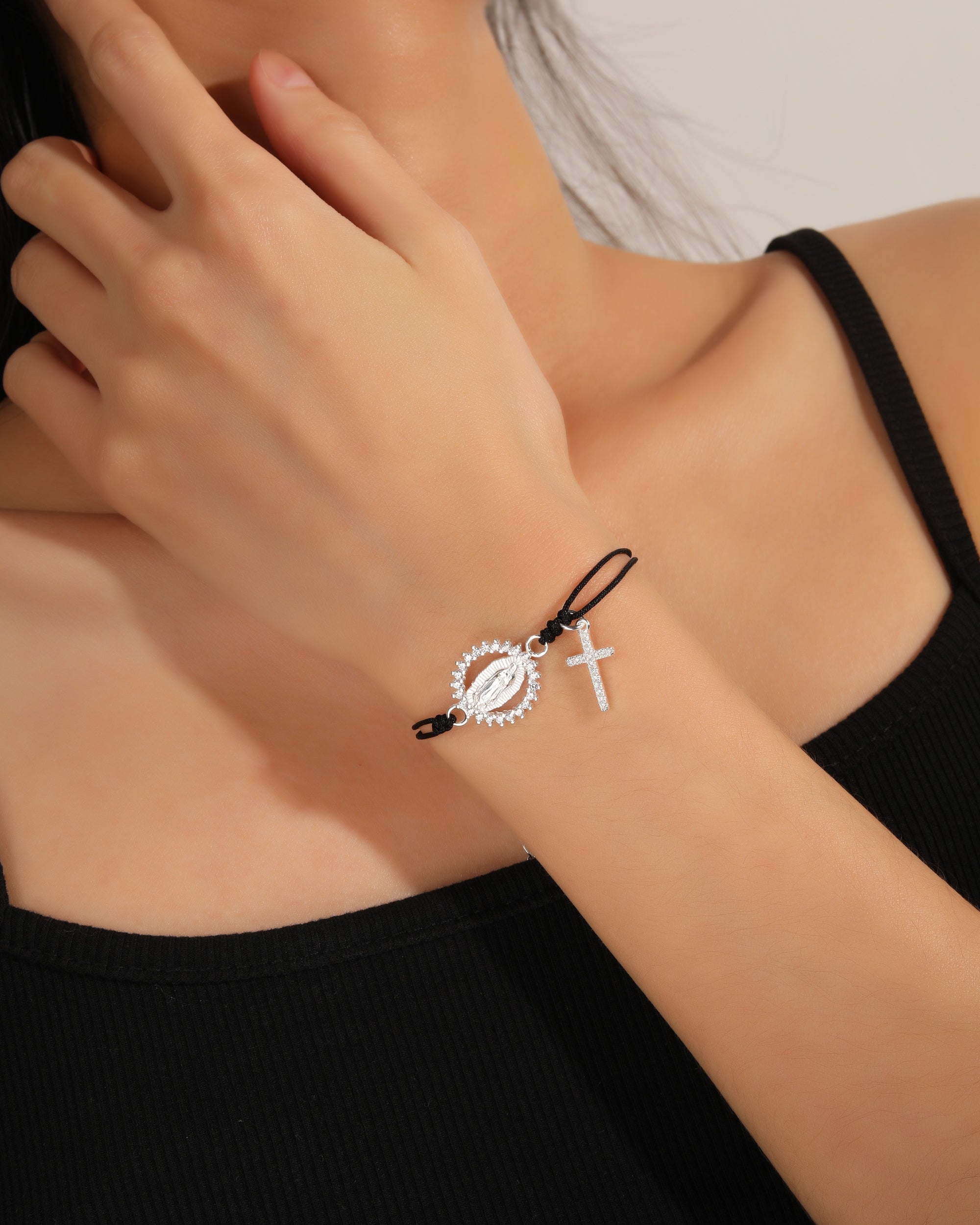 Pulsera de hilo negro con Virgen de Guadalupe en plateado
