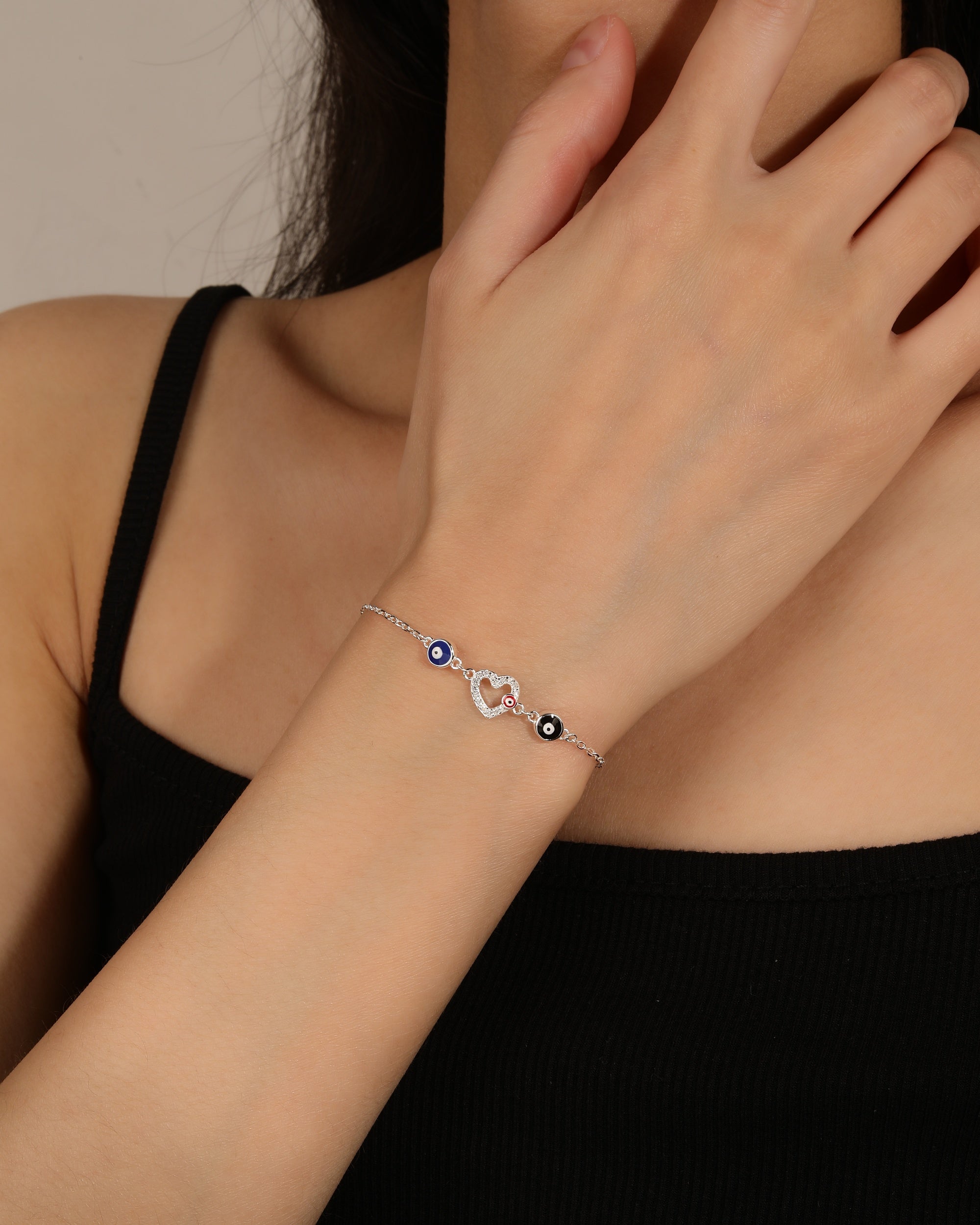 Pulsera sencilla de ojo turco y silueta corazon con circonias en plateado
