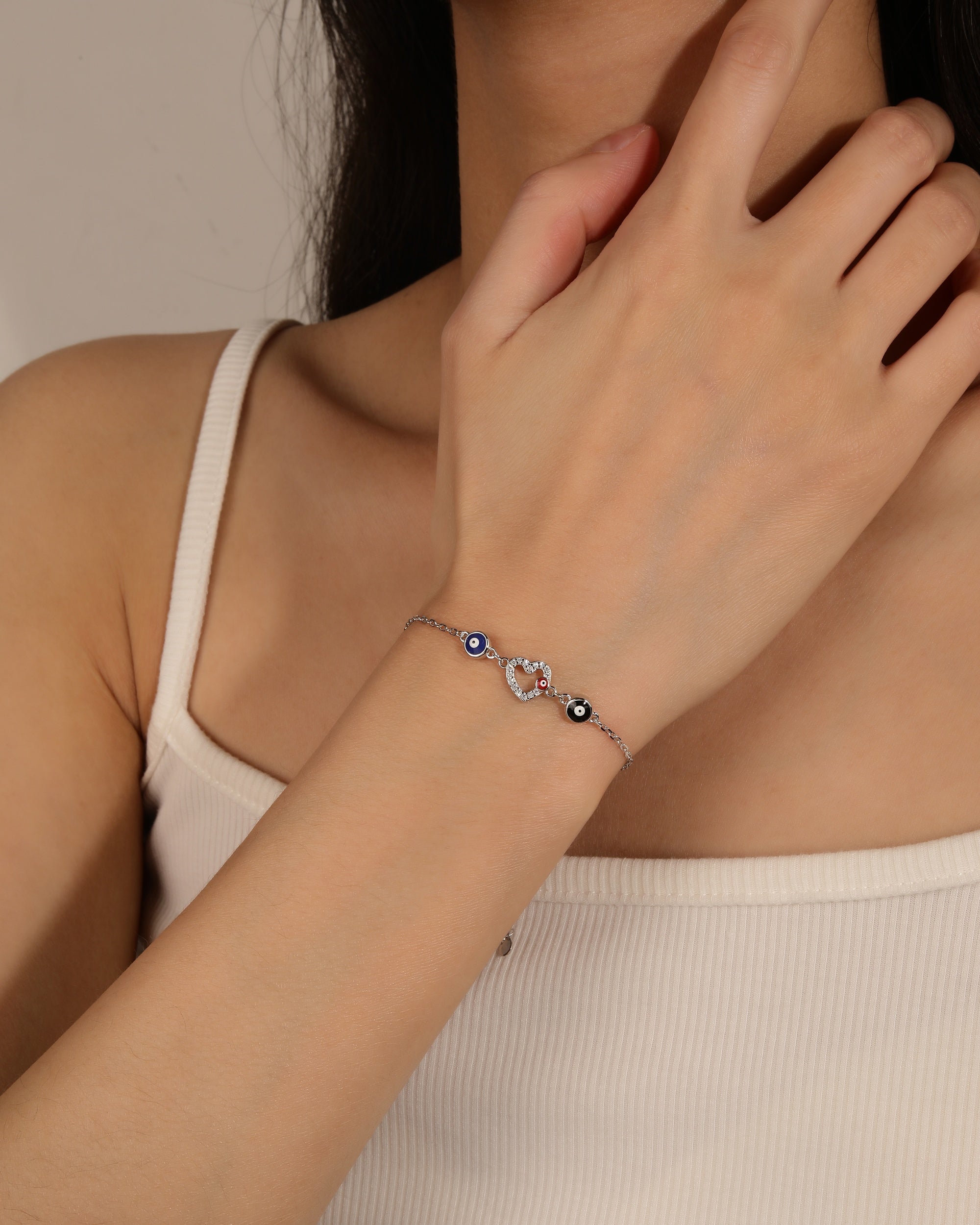 Pulsera sencilla de ojo turco y silueta corazon con circonias en rodizado