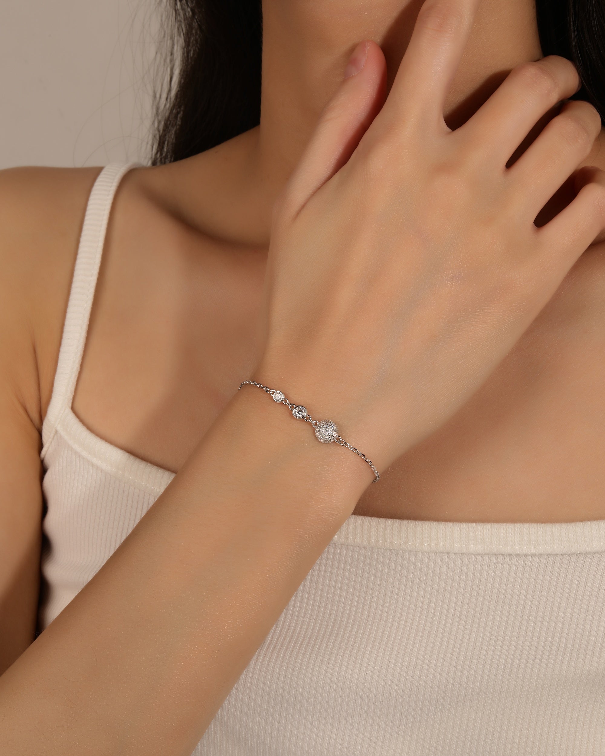 Pulsera con esfera de micro-pavi© y circonias biceladas en rodizado