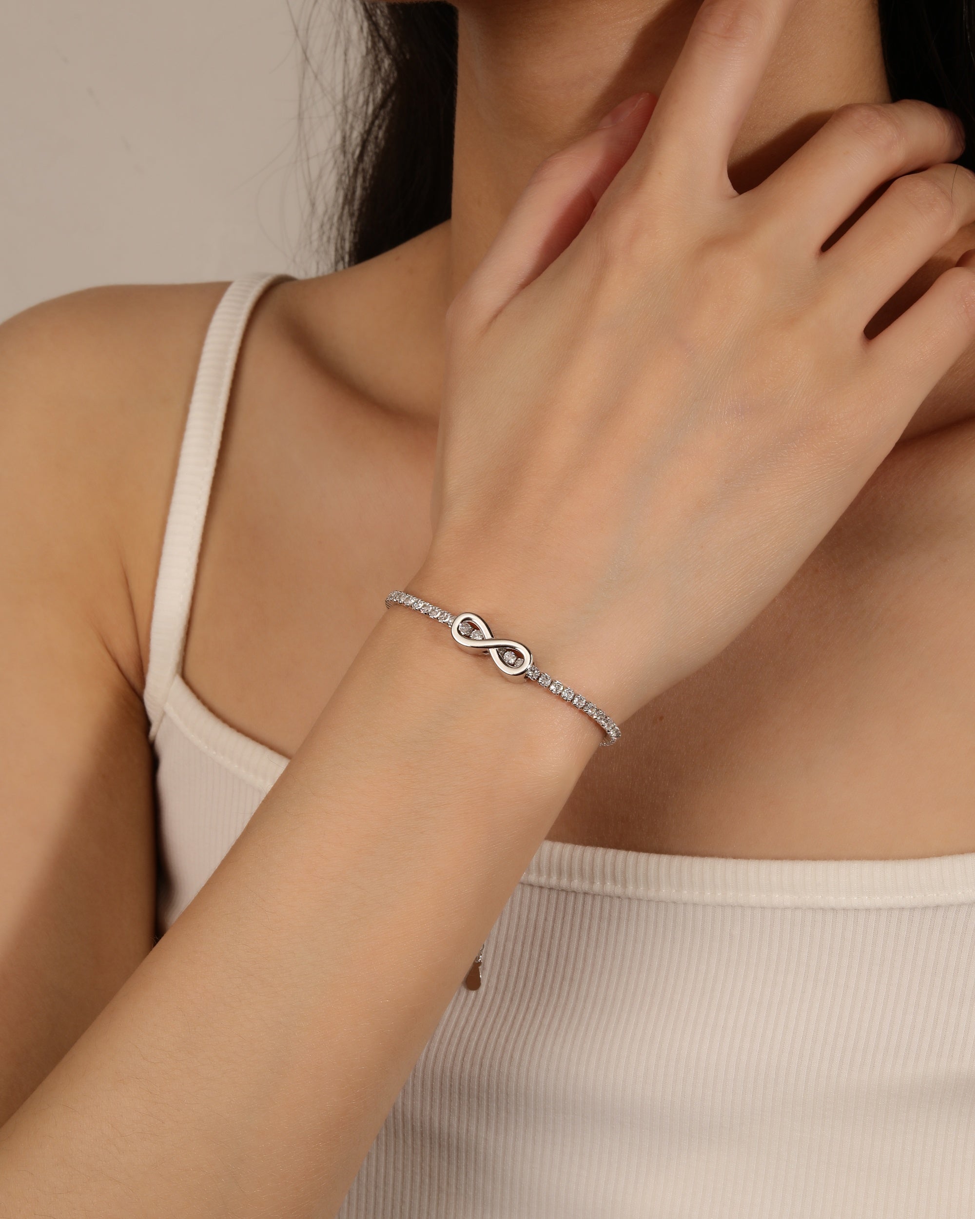 Pulsera de tenis con infinito liso y circonias blancas en rodizado