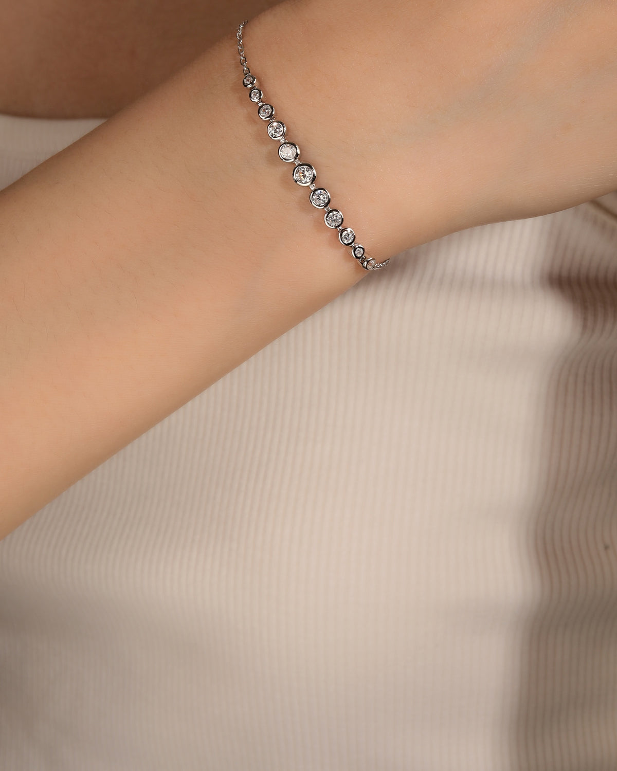 Pulsera con circulos de 1.5-3mm con circonias blancas 17+3cm en rodizado