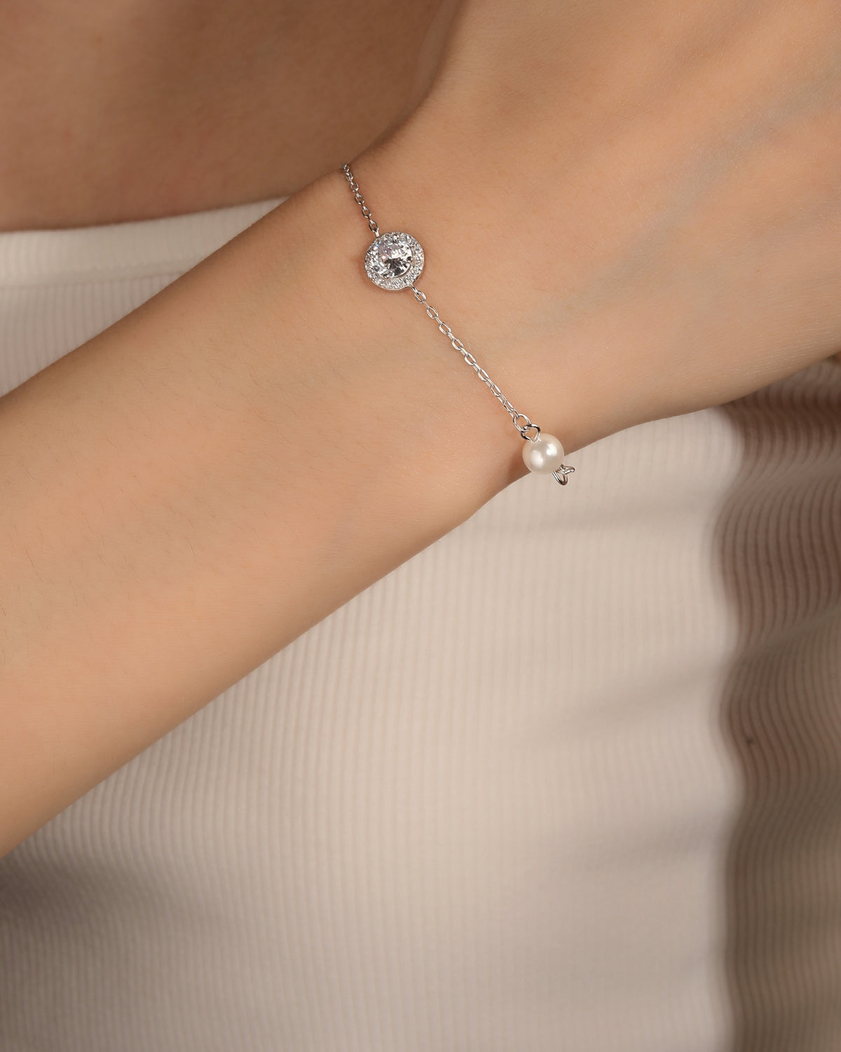 Pulsera sencilla con circonia redonda blanca y perla 17+3cm en rodizado