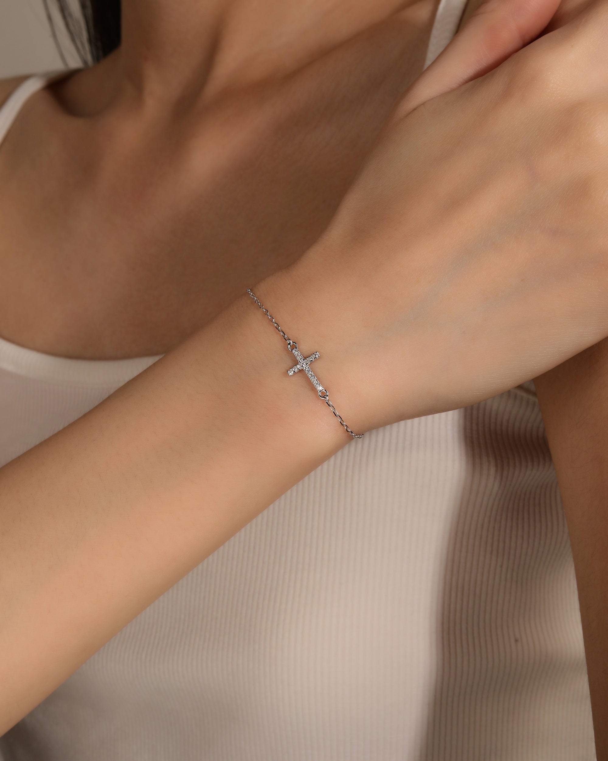 Pulsera de cruz con circonia blanca de 17+3cm en rodizado