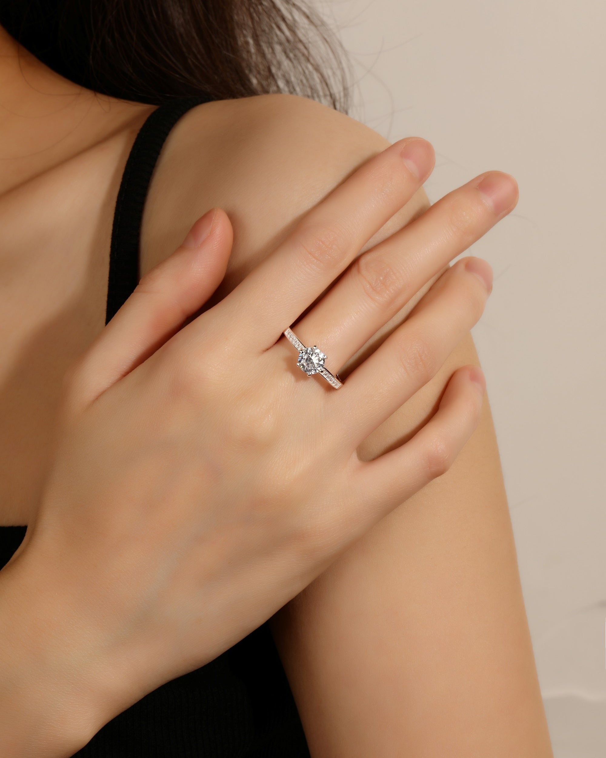 Solitario ajustable con circonia redonda blanca en plateado