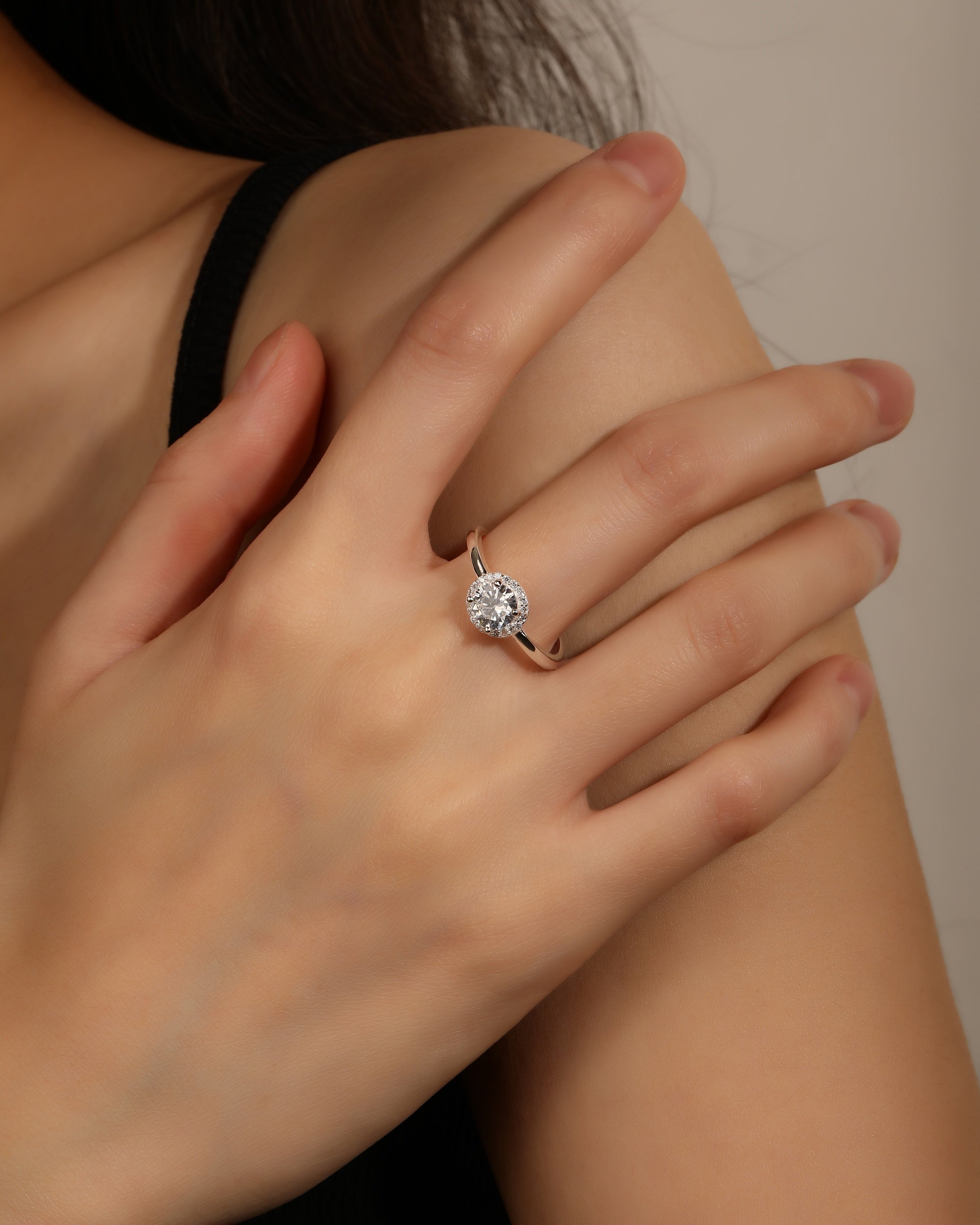 Solitario ajustable con circonia redonda blanca en plateado