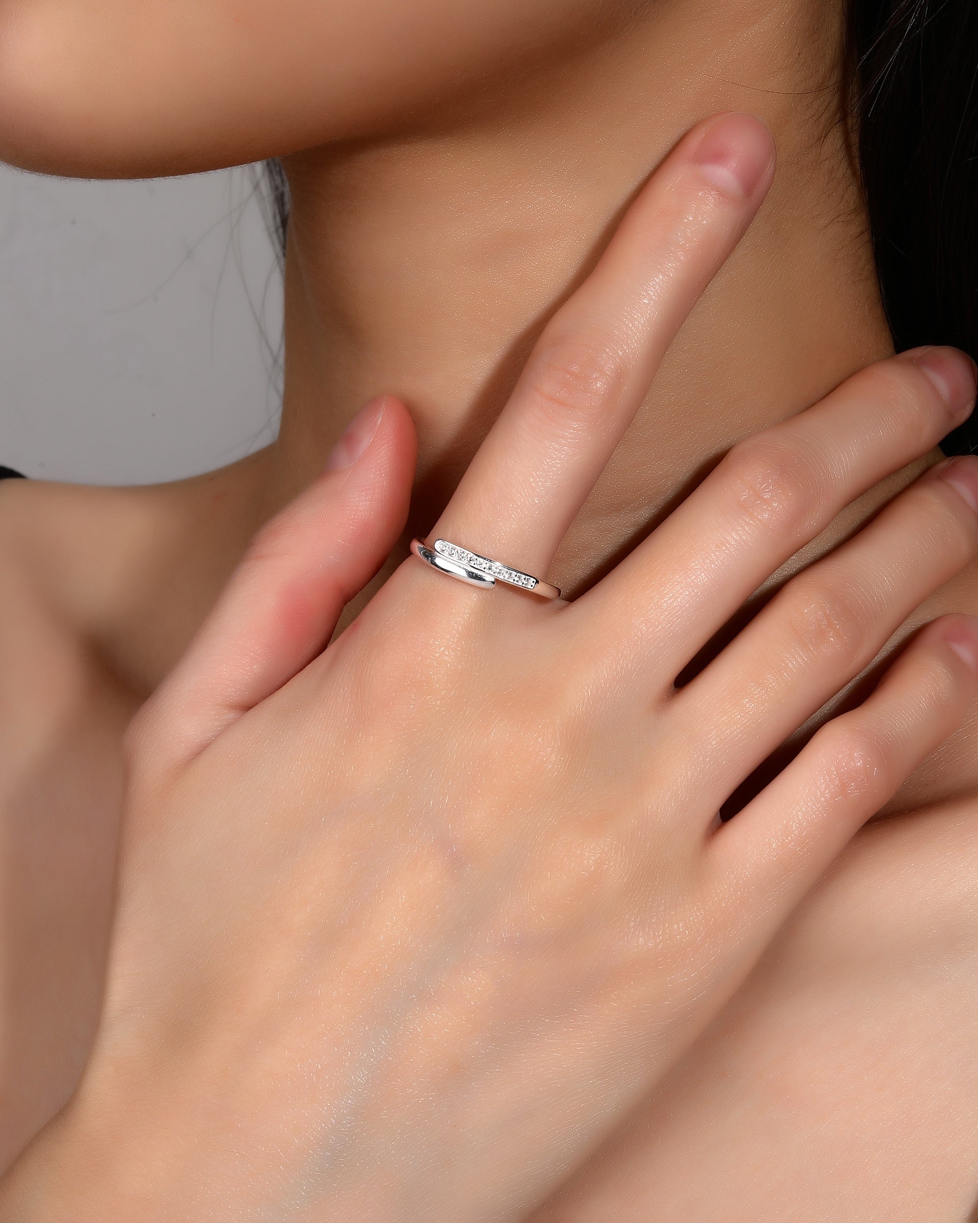 Anillo ajustable doble li£­nea con circonia blanca en plateado