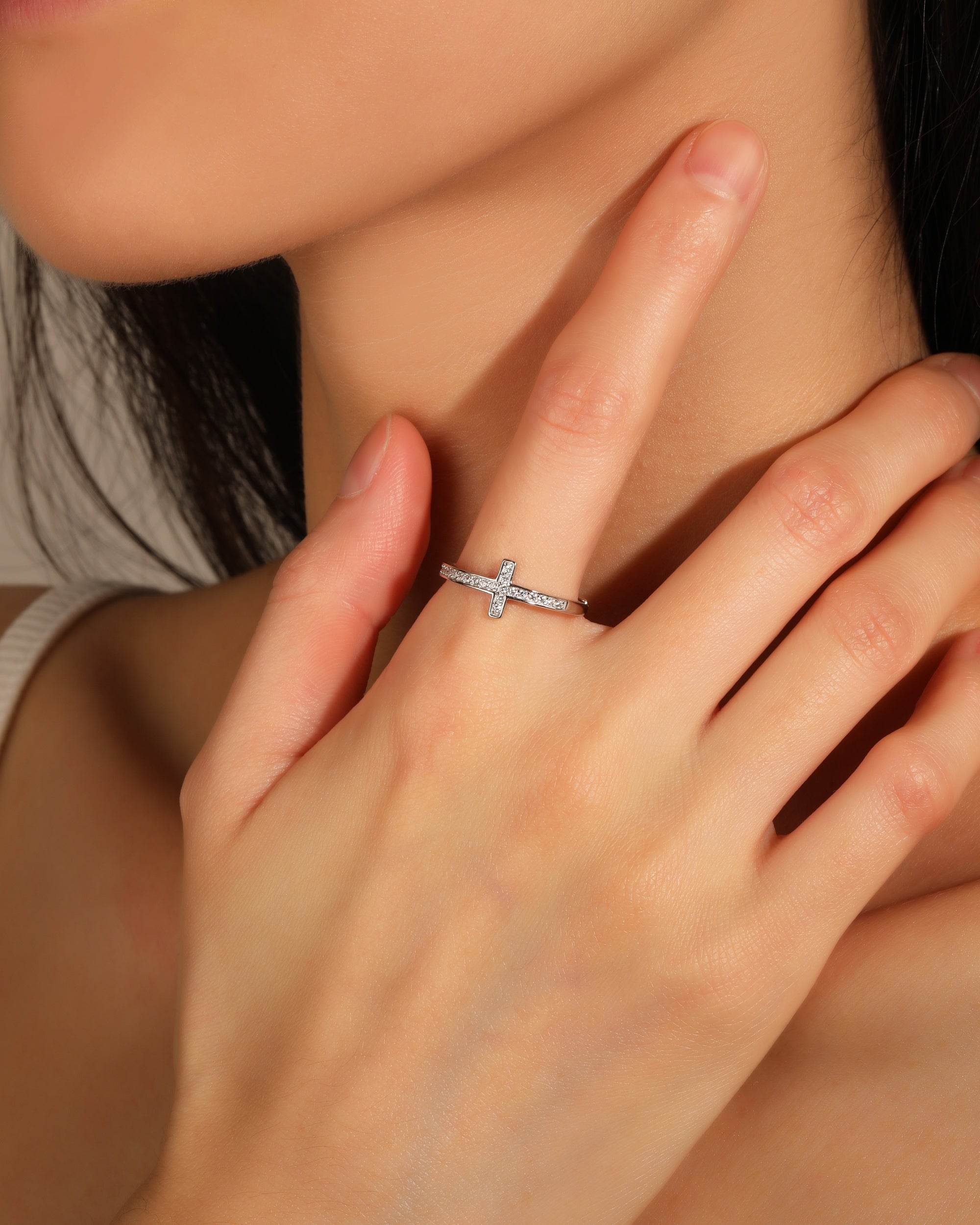 Anillo de cruz con circonia blanca en rodizado