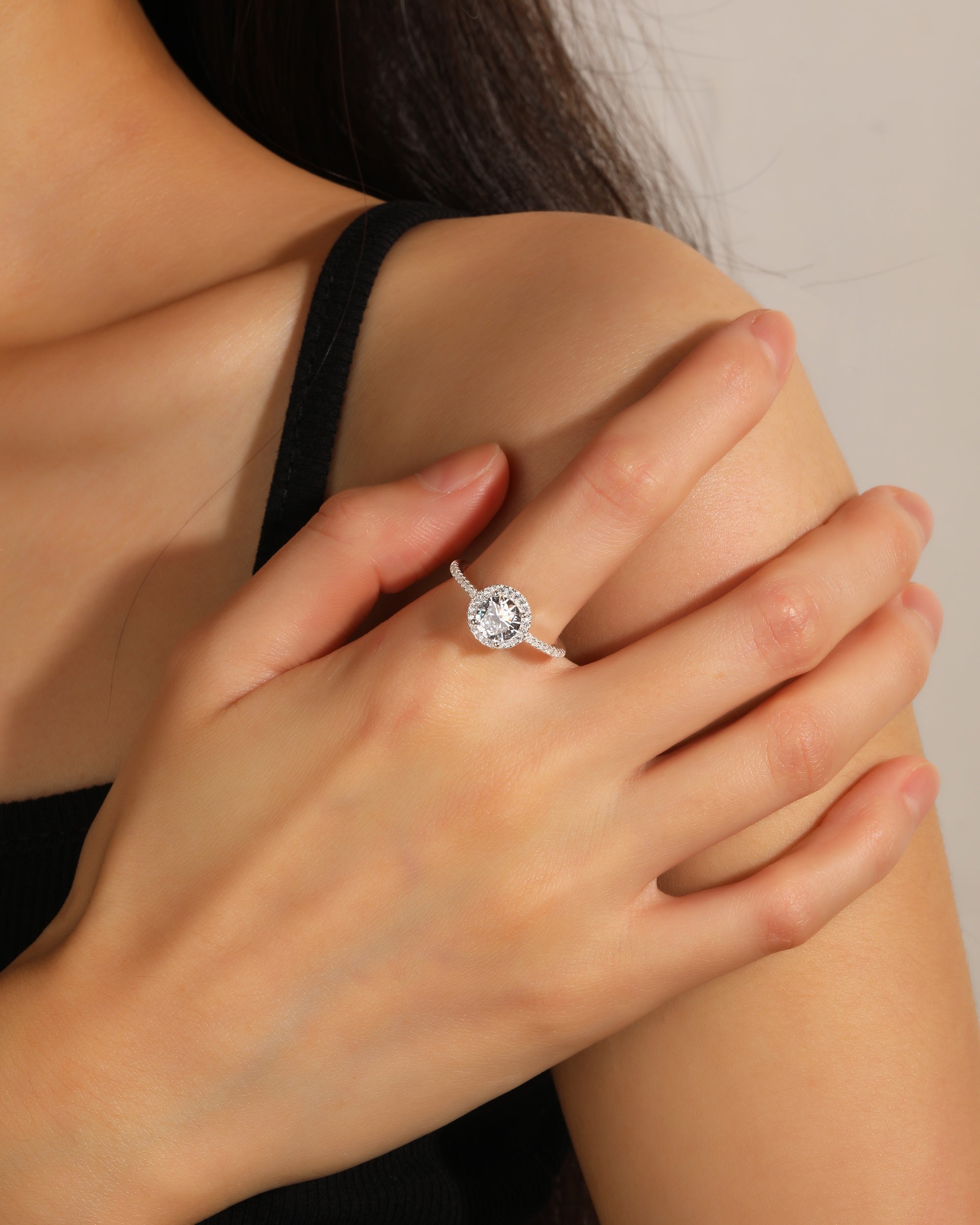 Solitario ajustable con circonia redonda blanca en plateado