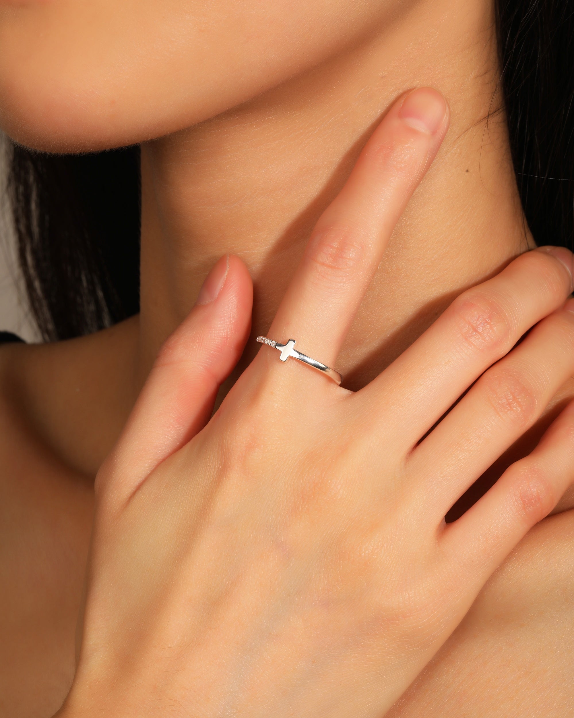 Anillo ajustable de Cruz con circonia blanca en plateado