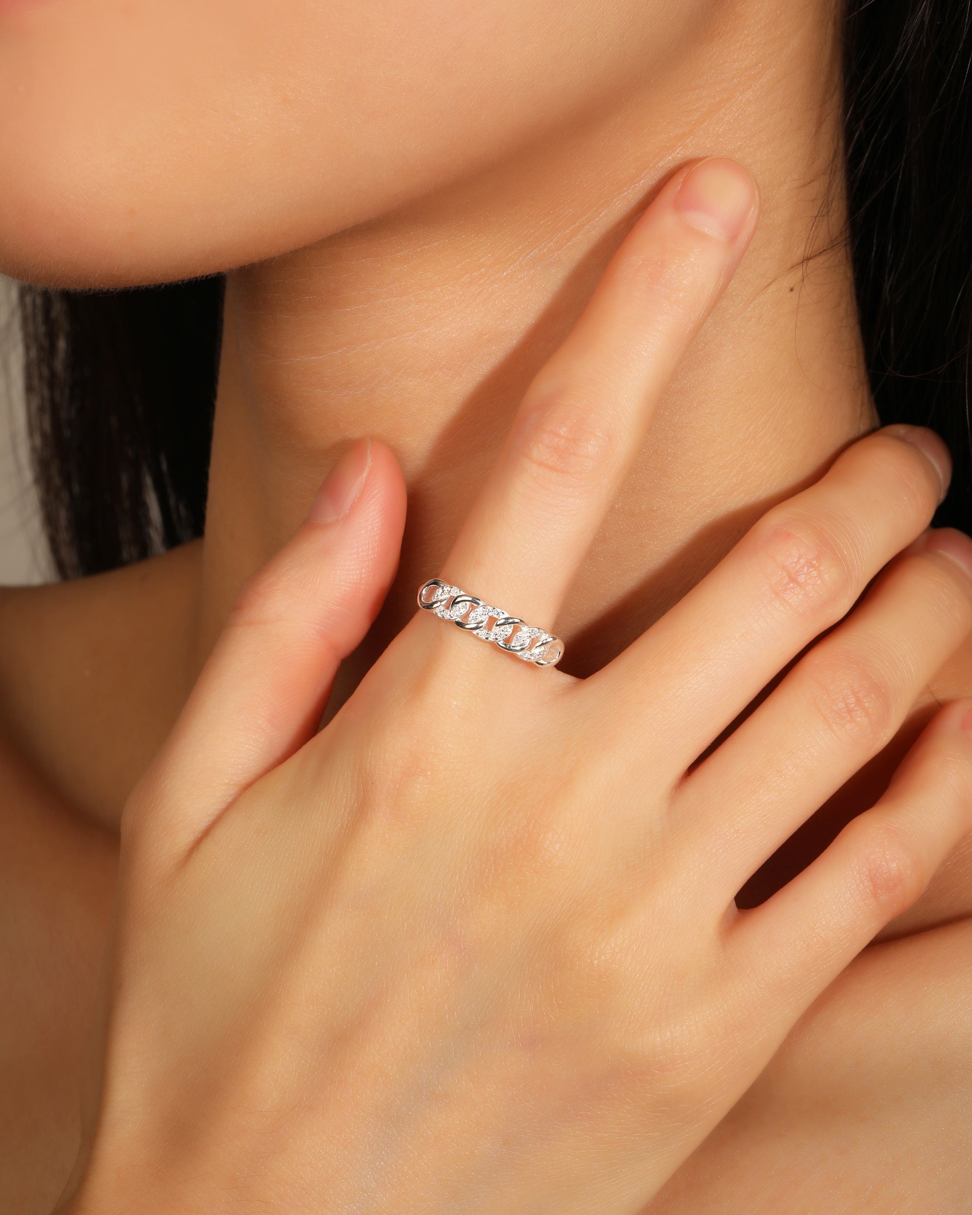 Anillo ajustable de eslabones con circonia blanca en plateado
