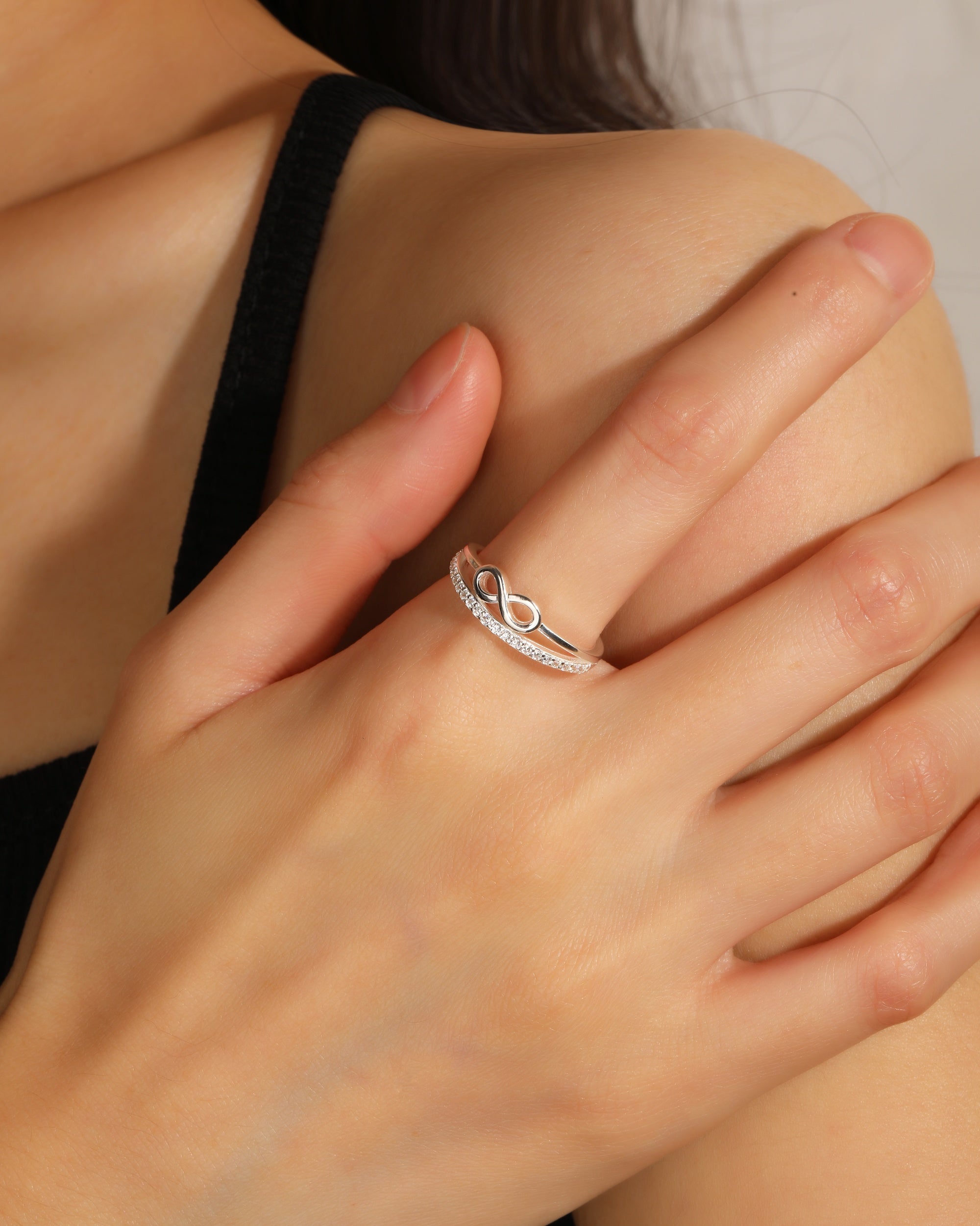 Anillo ajustable de infinito con circonia blanca en plateado