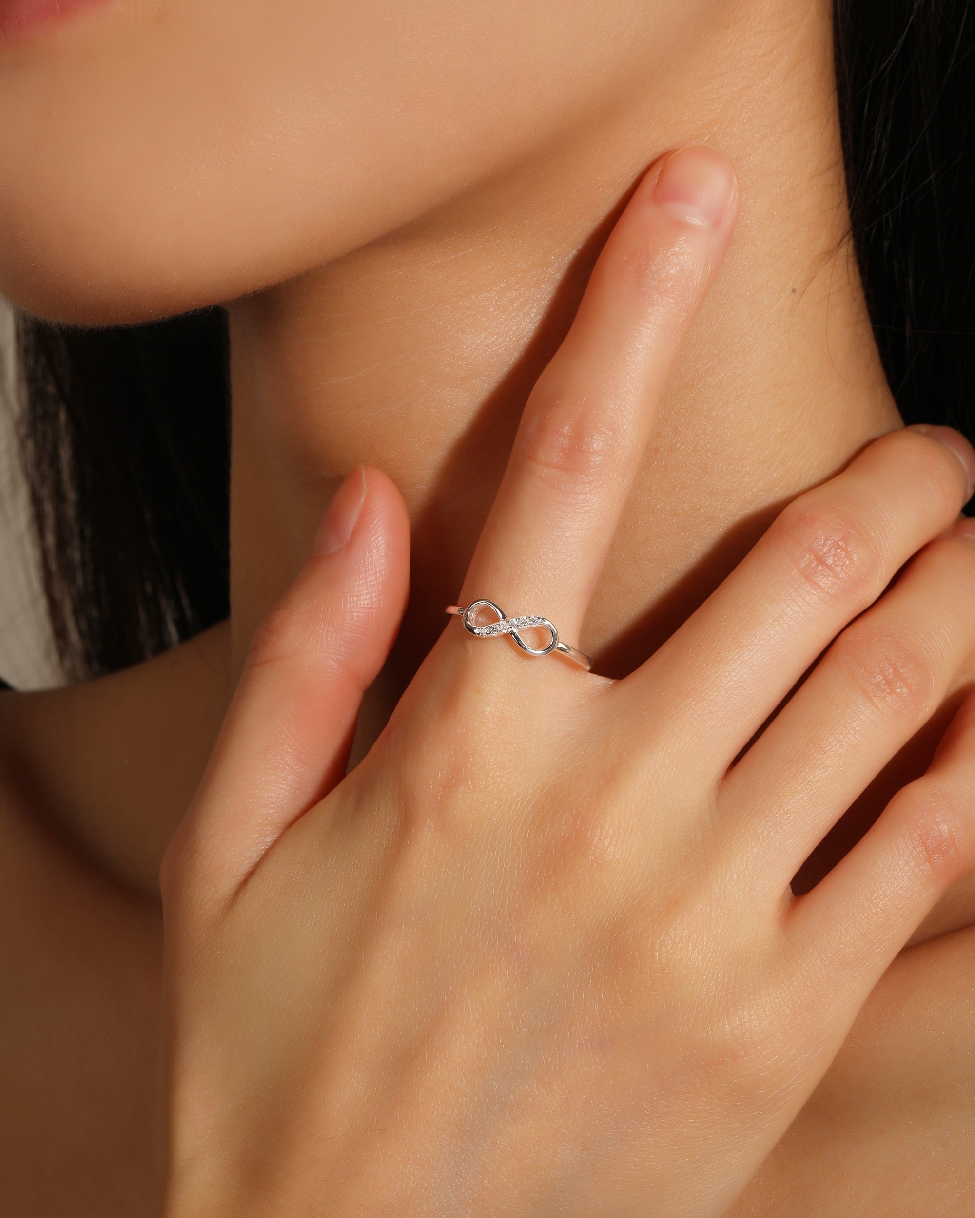 Anillo ajustable de infinito con circonia blanca en plateado