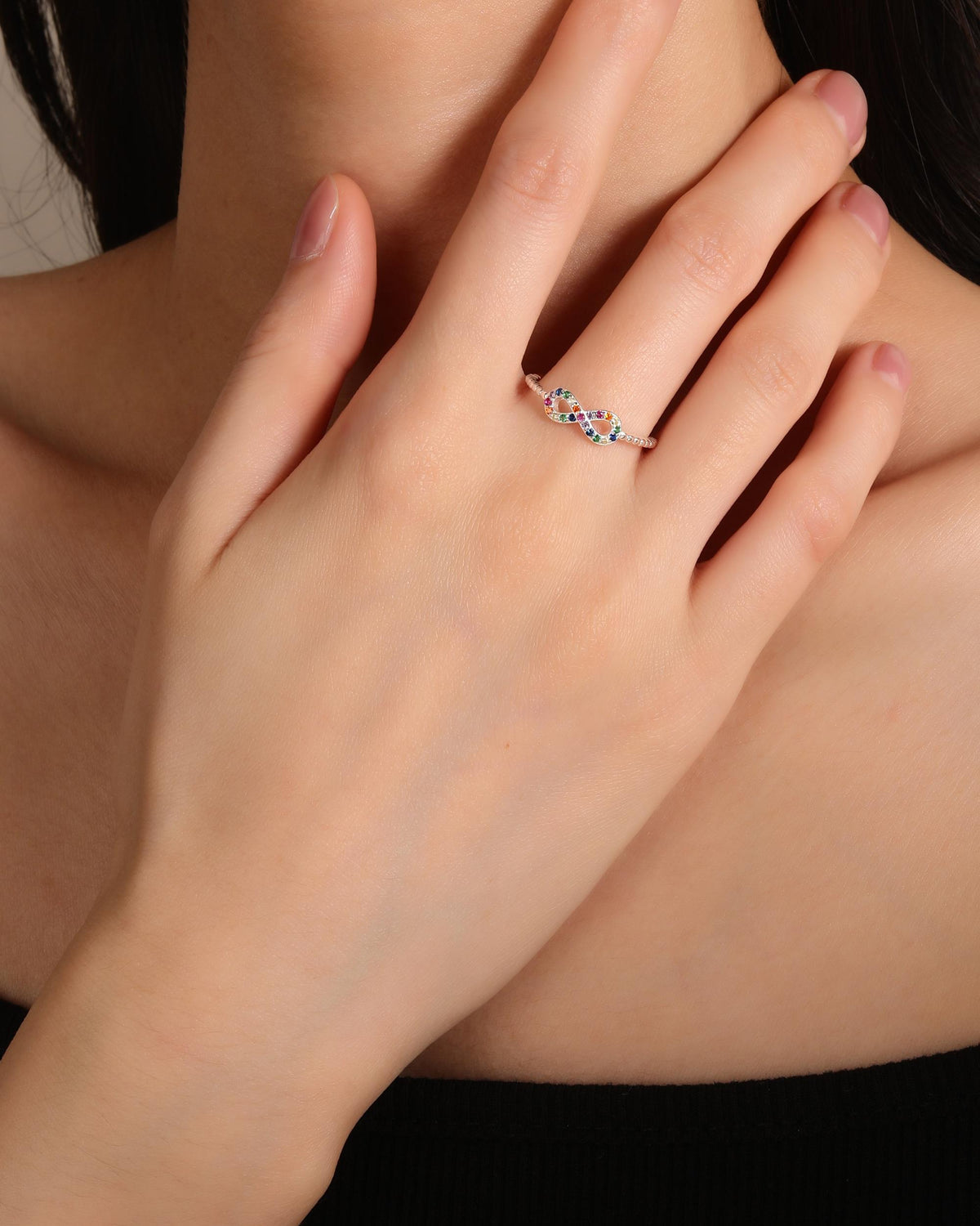 Anillo ajustable de infinito con circonia incrustada en plateado
