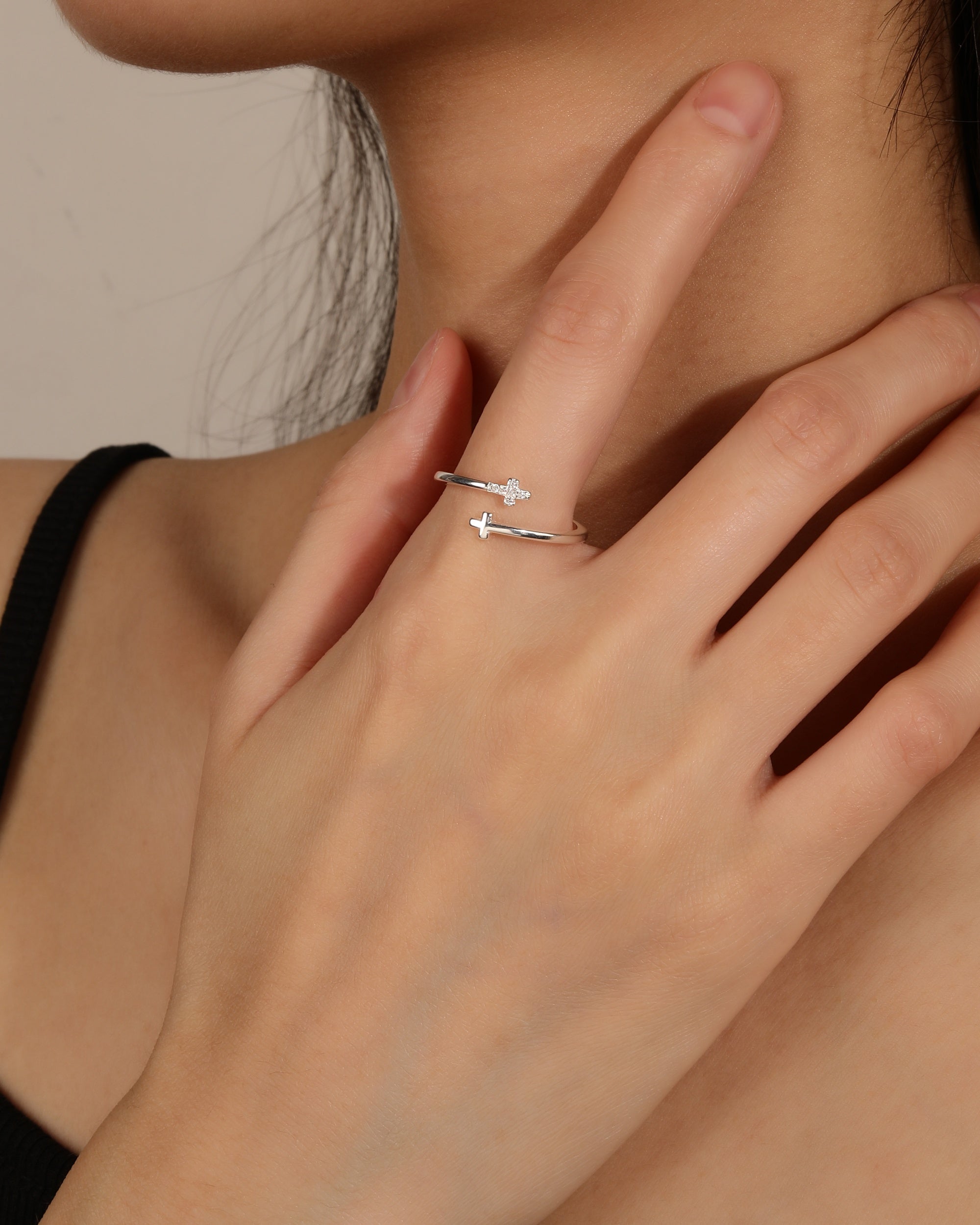 Anillo bypass de cruces con circonia blanca en plateado