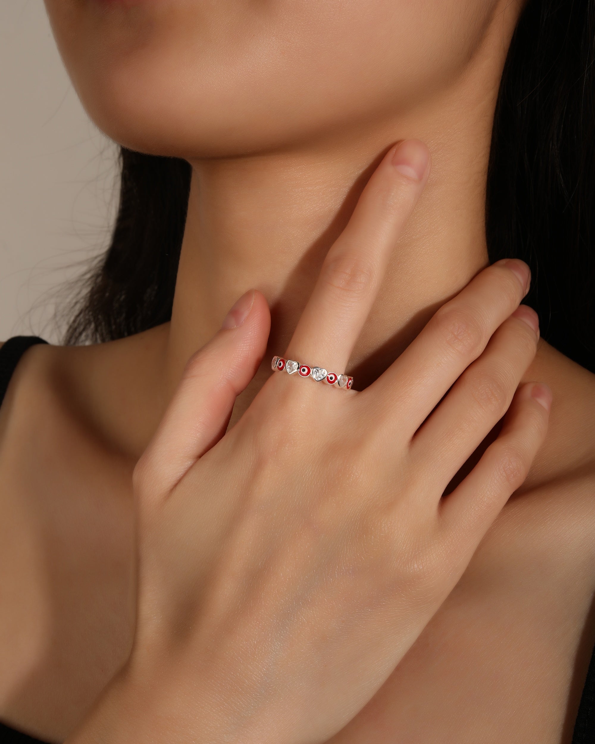 Anillo sencillo de corazon con ojitos rojo en plateado