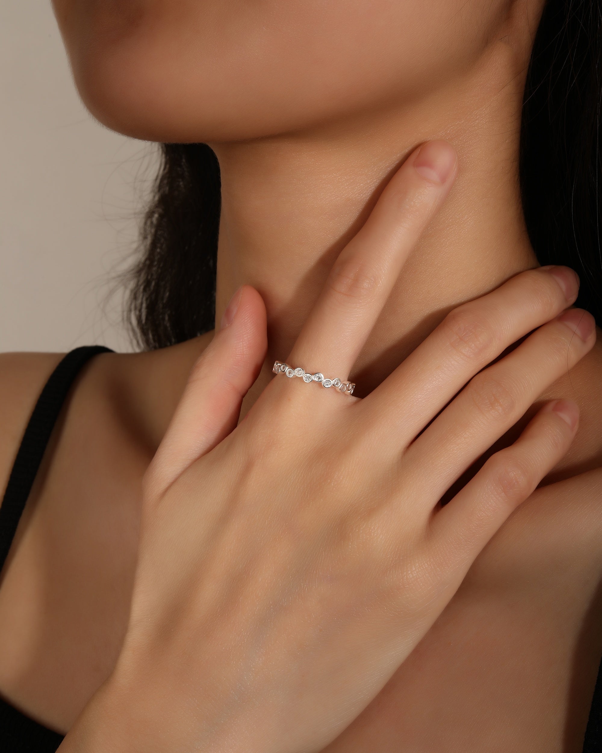Anillo sencillo de circulos con circonia blanca en plateado