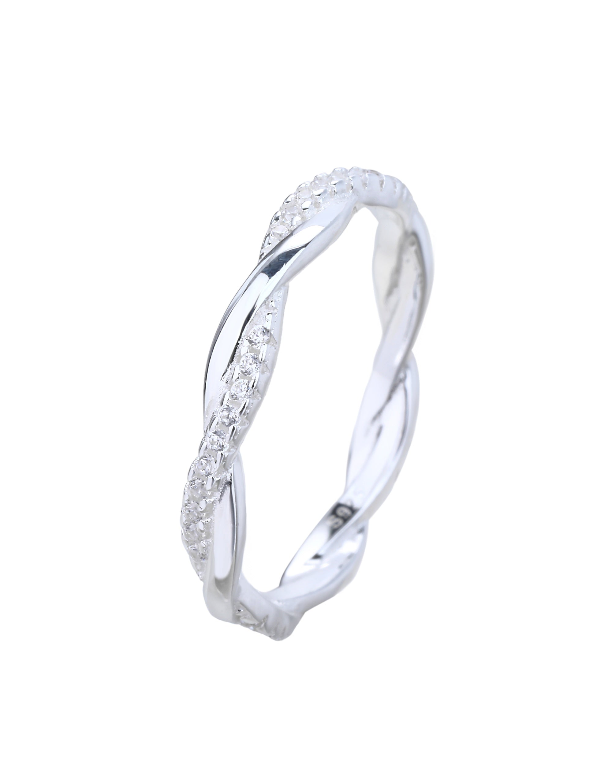 Anillo sencillo entrelazado con circonia blanca en plateado