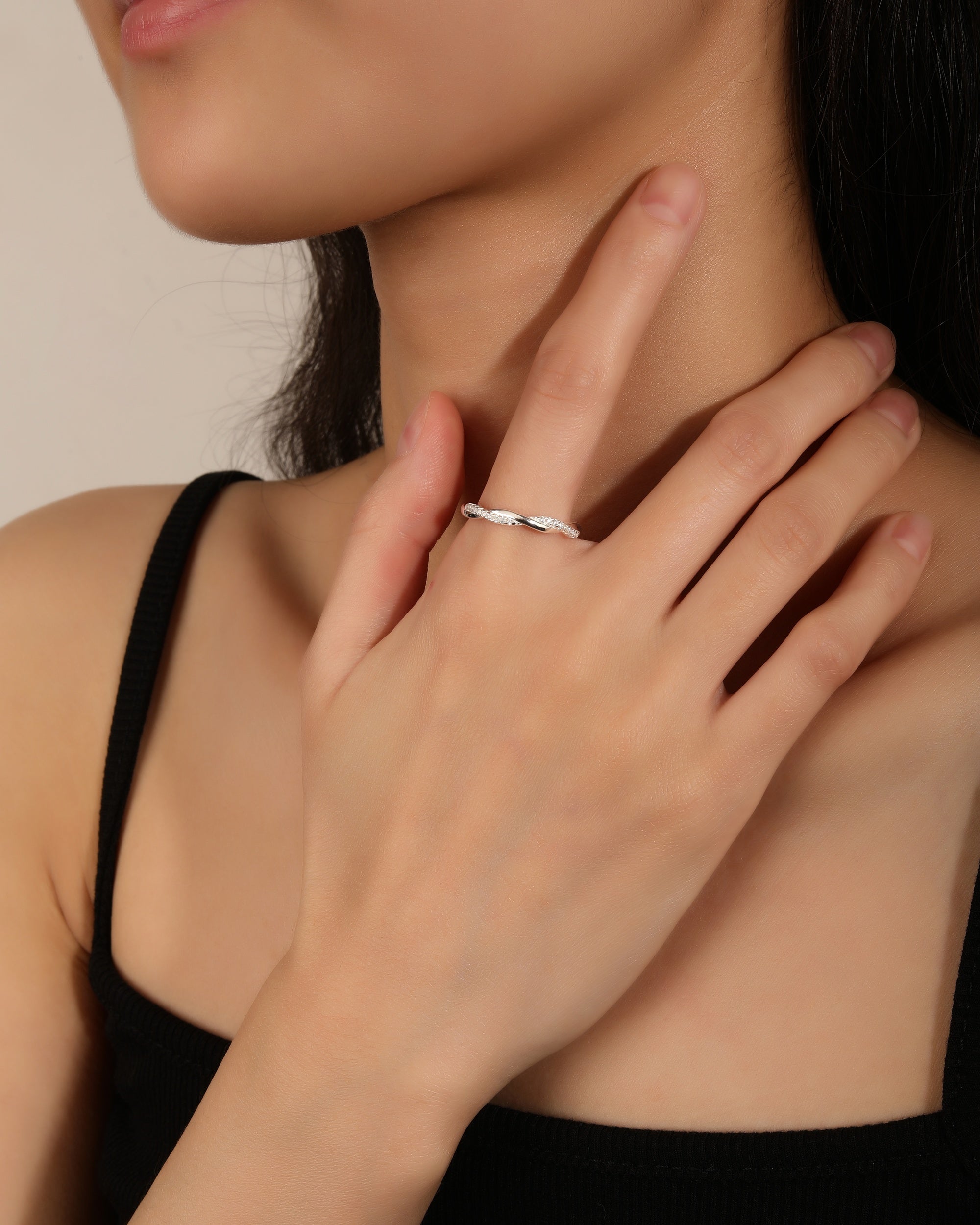 Anillo sencillo entrelazado con circonia blanca en plateado