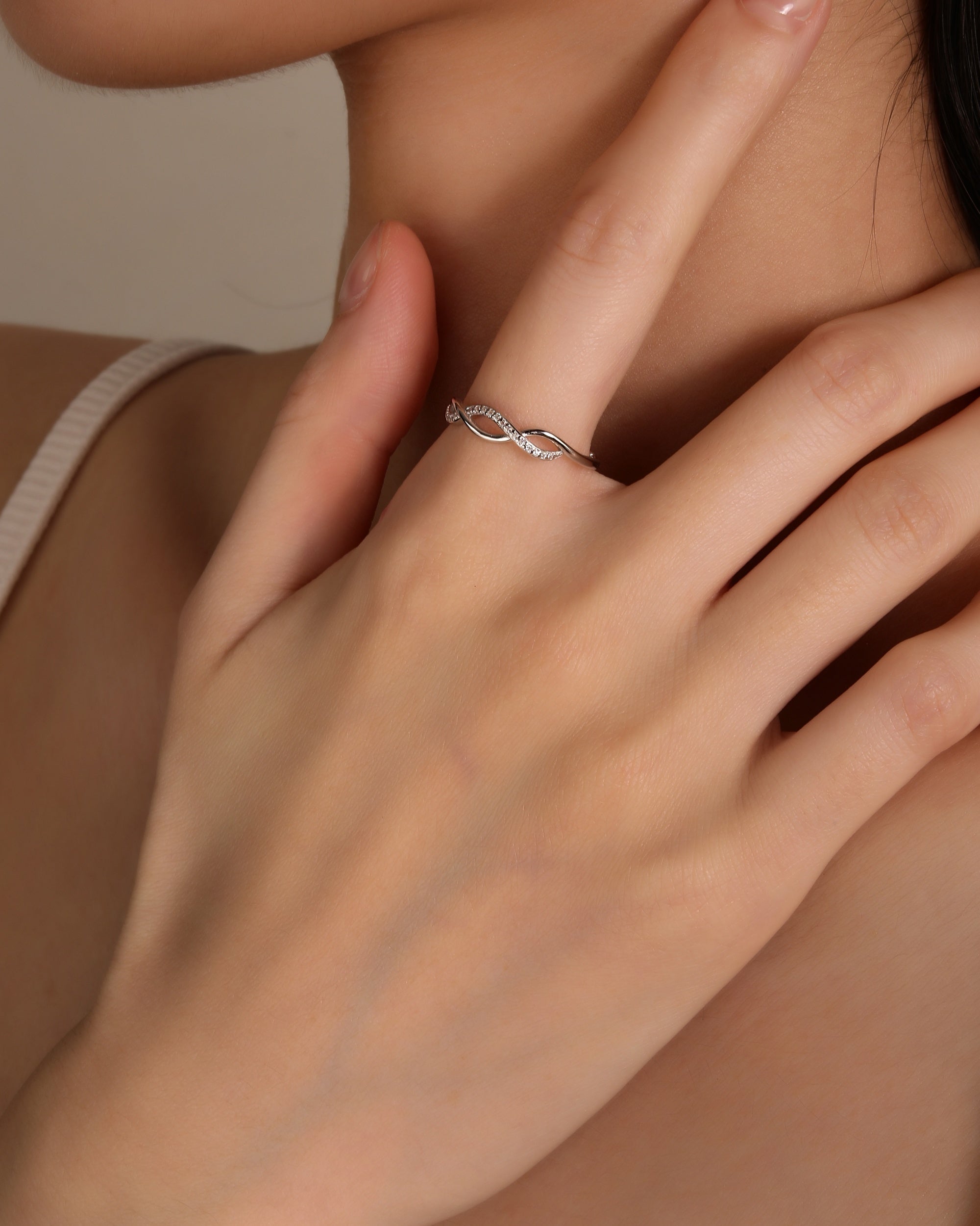 Anillo ajustable de entrelazado con circonia blanca en rodizado