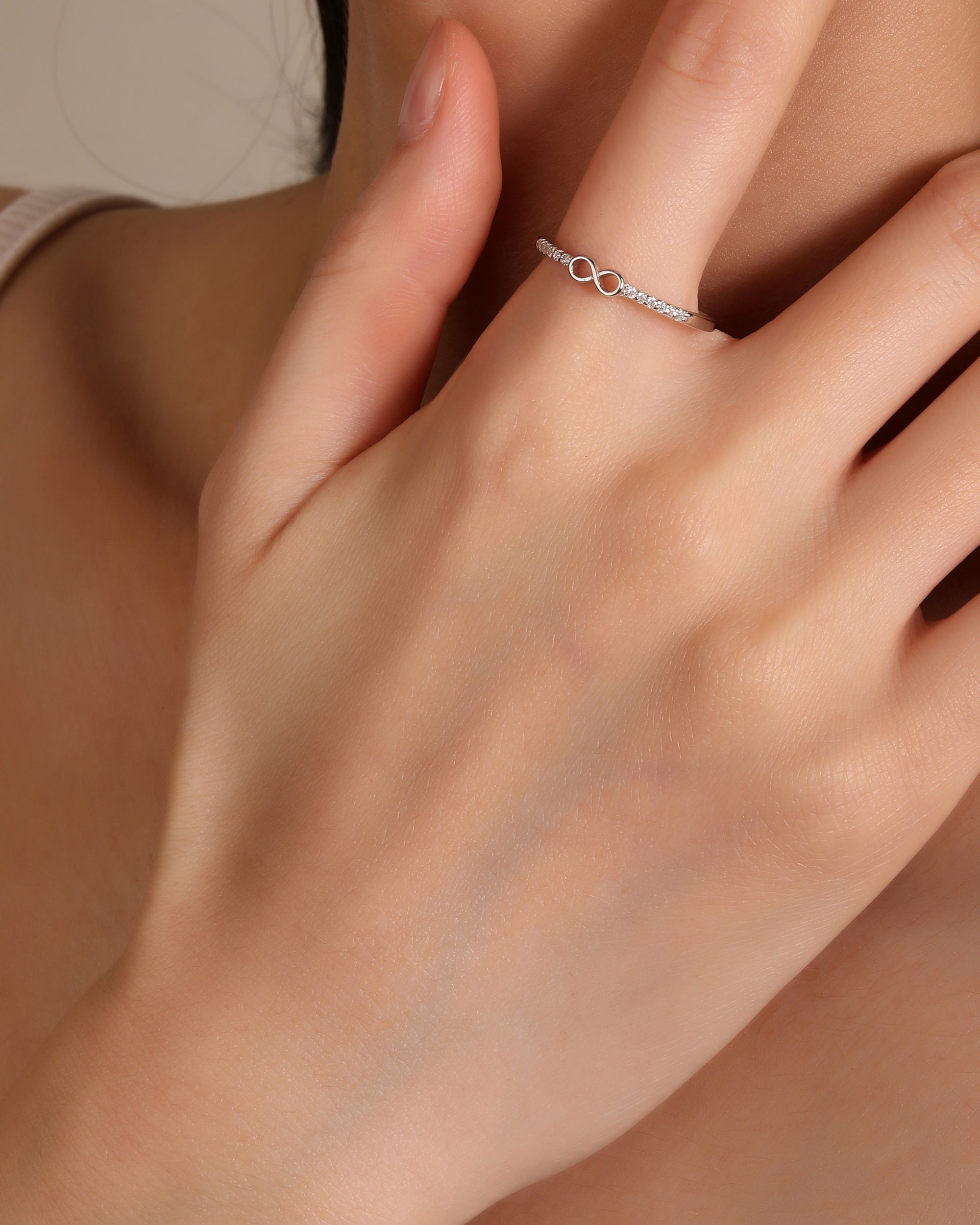 Anillo ajustable de infinito con circonia blanca en rodizado