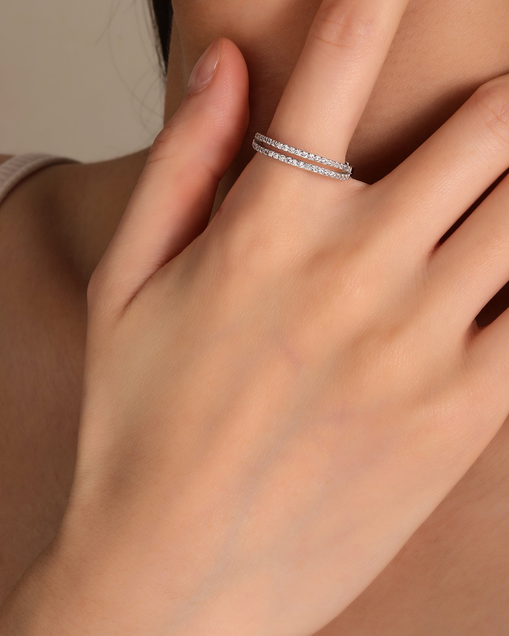 Anillo ajustable de doble linea con circonia blanca en rodizado
