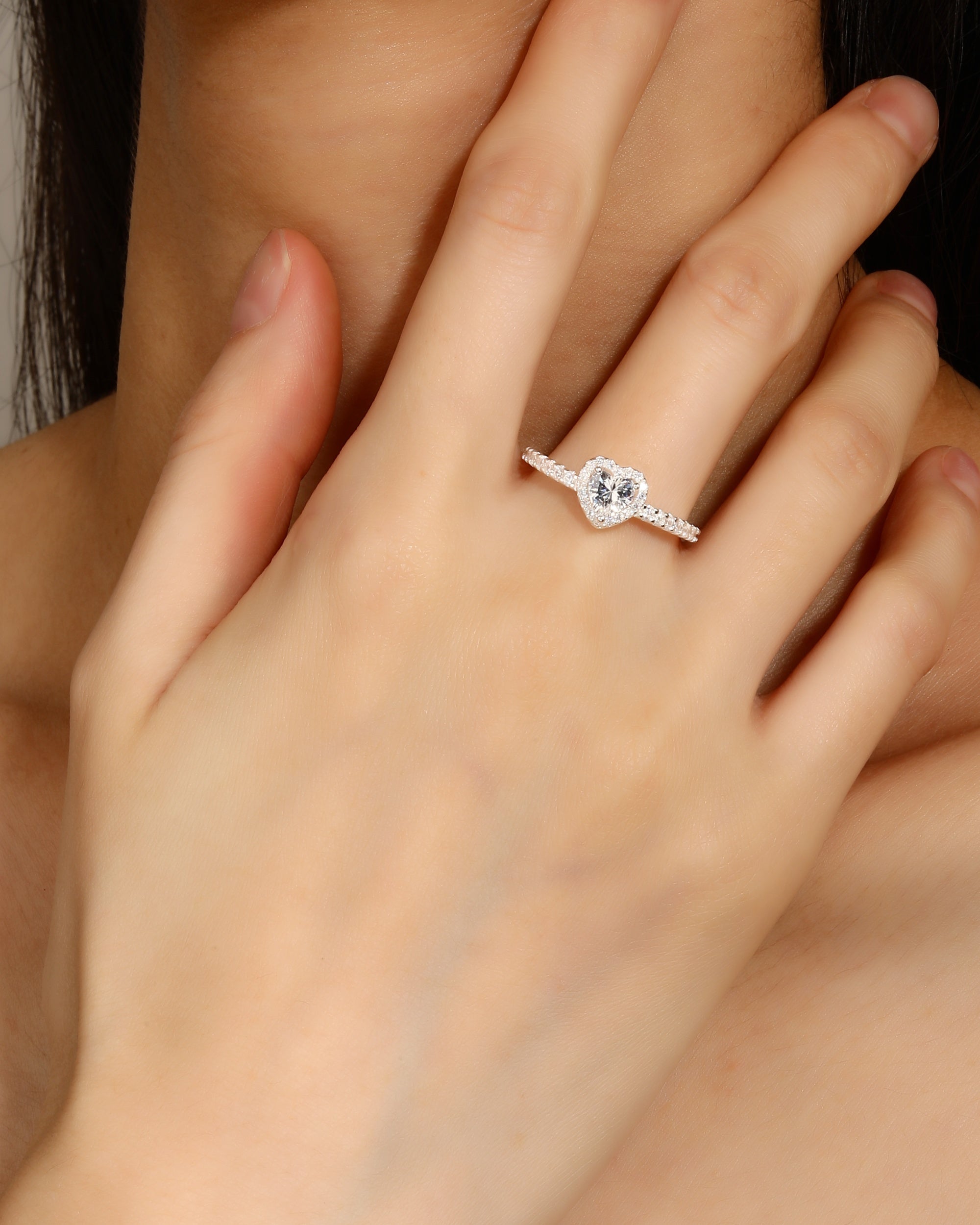 Solitario ajustable con circonia corazon blanca en plateado